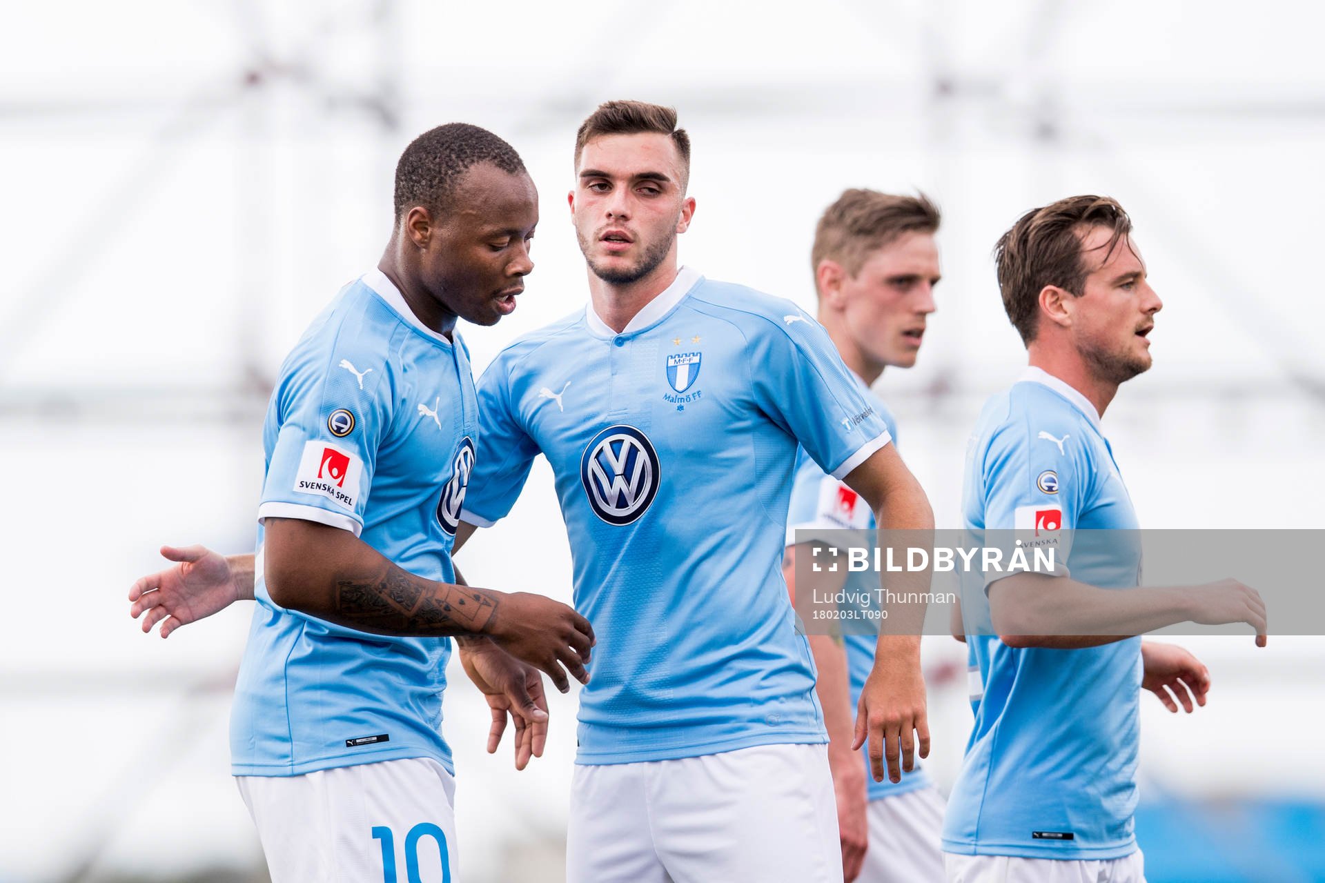 Malmö FFs Egzon Binaku klappar om Carlos Strandberg efter han gjort 1-0 under en träningsmatch i fotboll mellan Malmö FF och New England Revolution den 3 februari 2018 i Bradenton.
