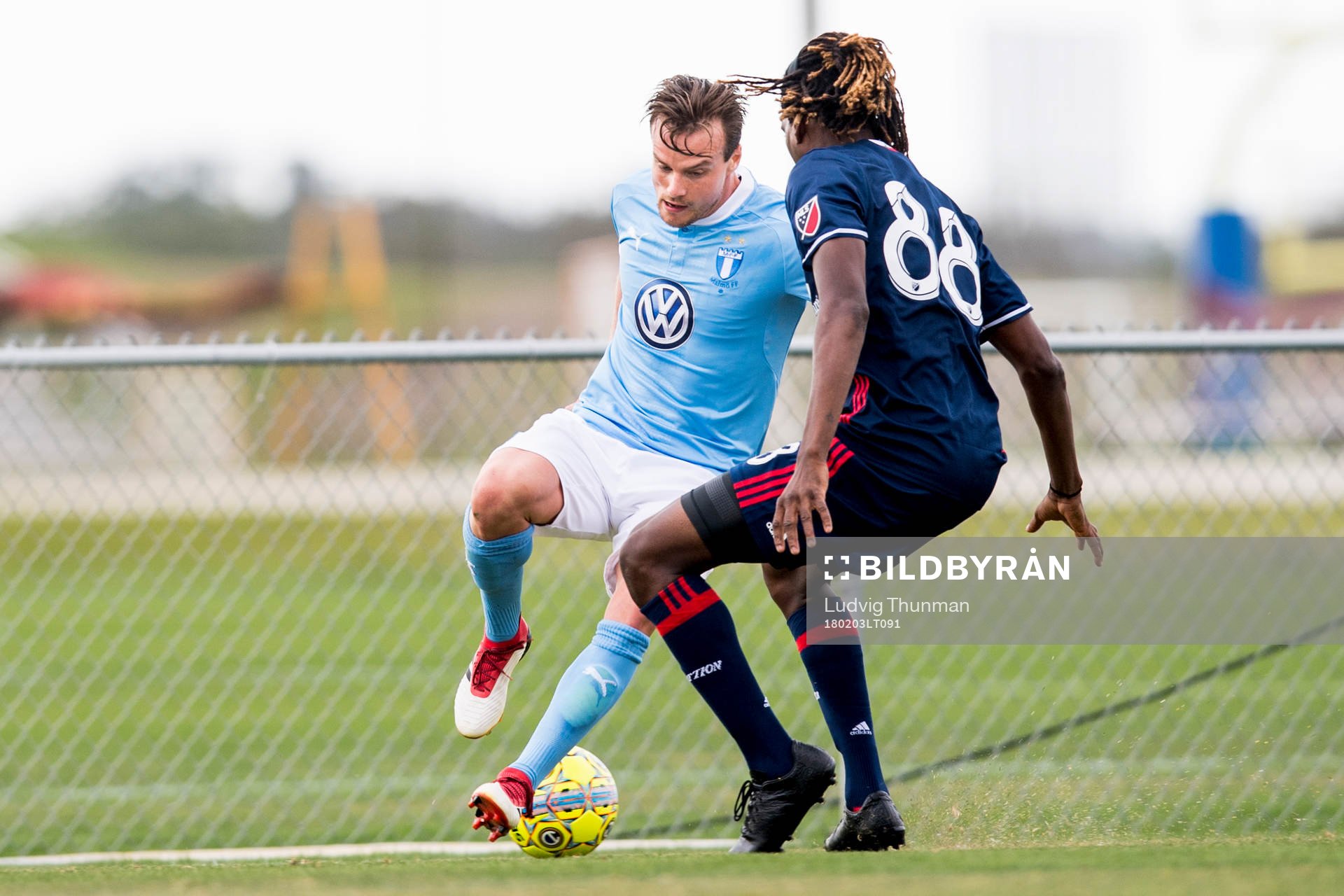 Malmö FFs Eric Larsson och New Englands Femi Hollinger-Janzen under en träningsmatch i fotboll mellan Malmö FF och New England Revolution den 3 februari 2018 i Bradenton.