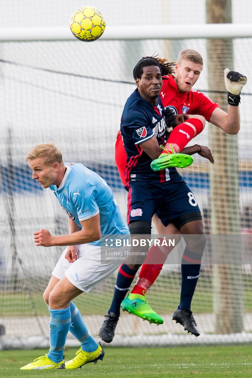 New Englands Femi Hollinger-Janzen i kamp om bollen med Malmö FFs målvakt Johan Dahlin och Franz Brorsson under en träningsmatch i fotboll mellan Malmö FF och New England Revolution den 3 februari 2018 i Bradenton.