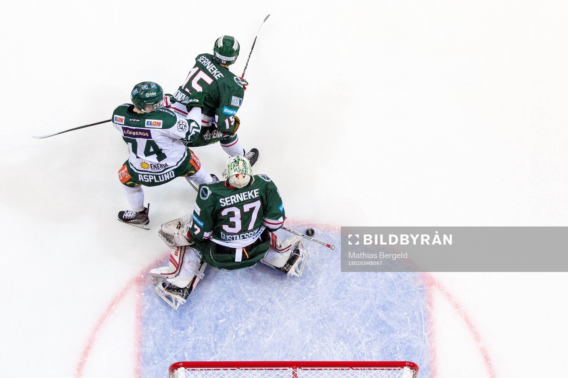 Färjestads Rasmus Asplund ser pucken gå i mål (Theodor