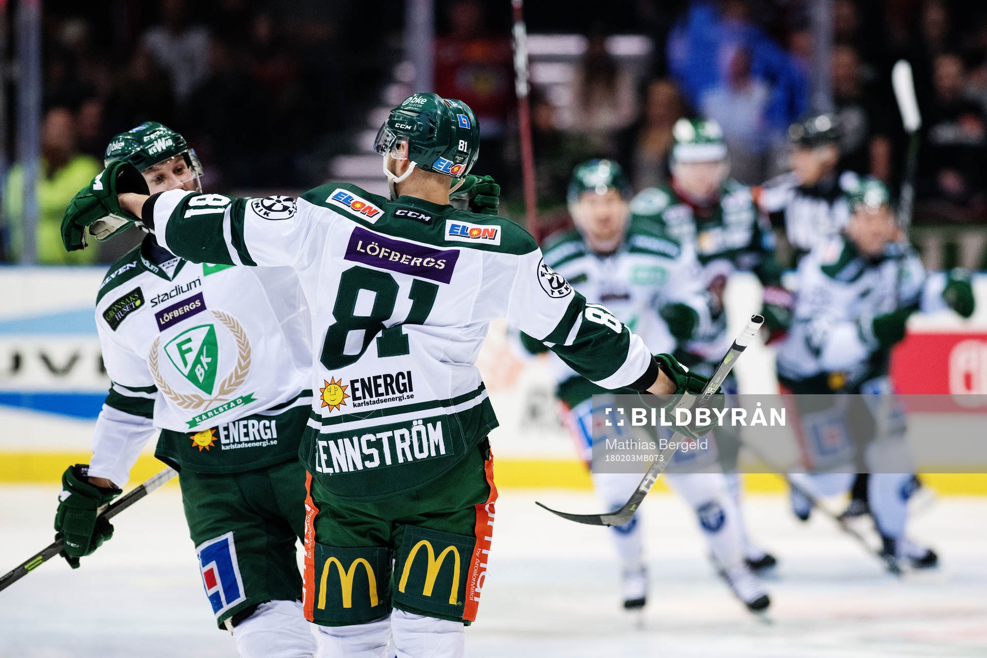 Färjestads Dick Axelsson jublar med målskytten till 1-3