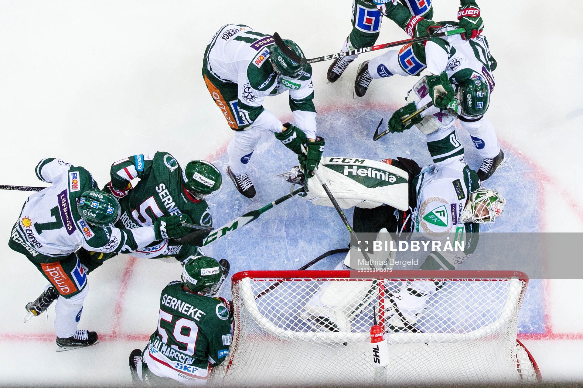 En situation där Färjestads målvakt Lars Haugen räddar