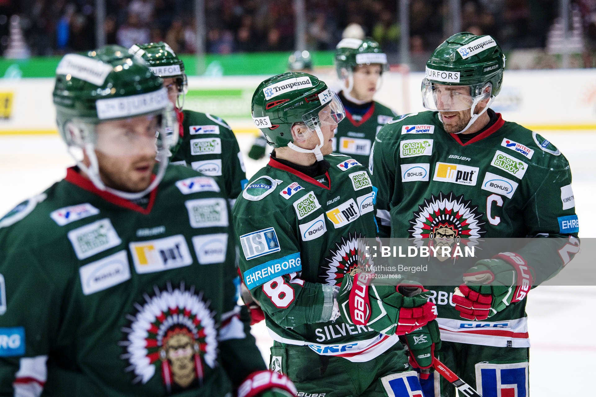Frölundas Ryan Lasch och Joel Lundqvist diskuterar