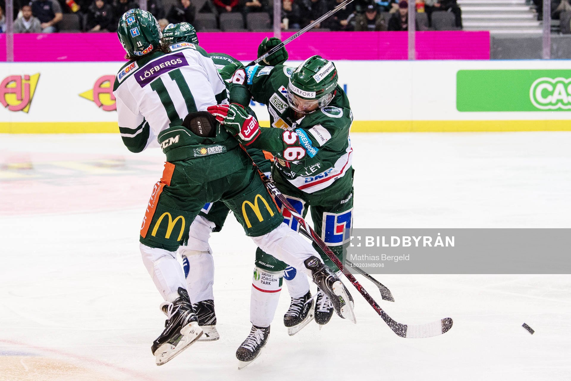 Färjestads Joakim Nygård tacklar Frölundas Jonathan