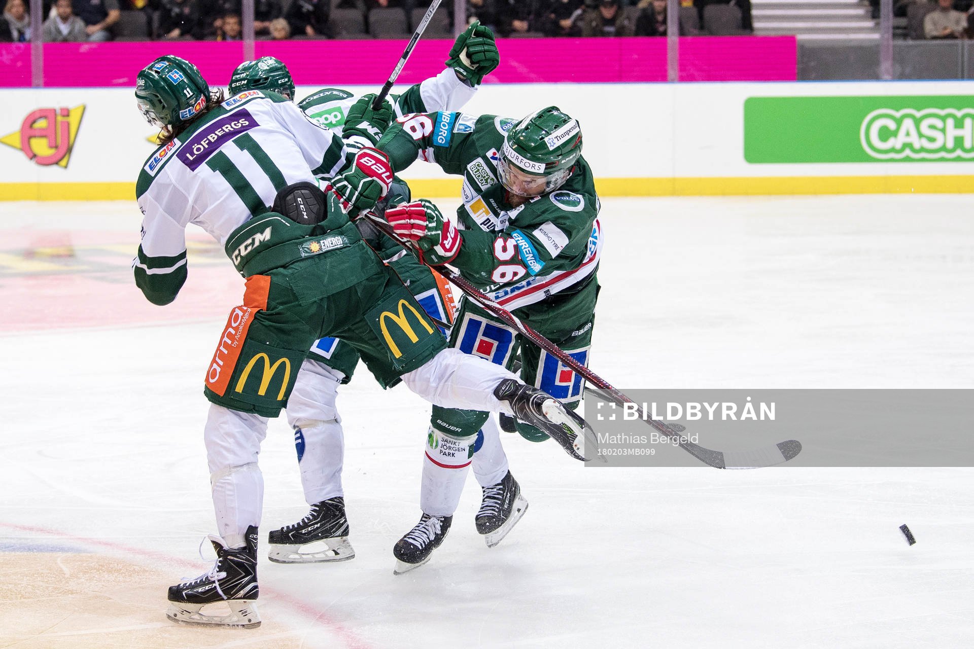 Färjestads Joakim Nygård tacklar Frölundas Jonathan