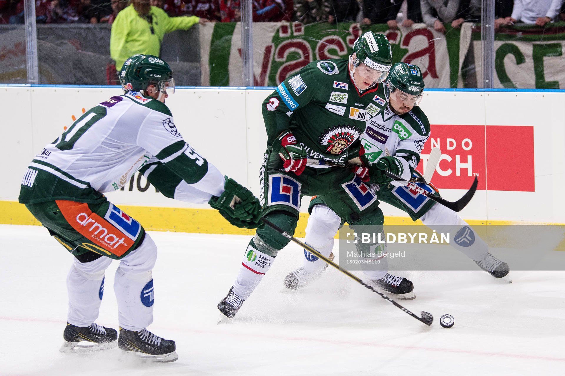 Färjestads Sebastian Erixon och Jens Westin i kamp om