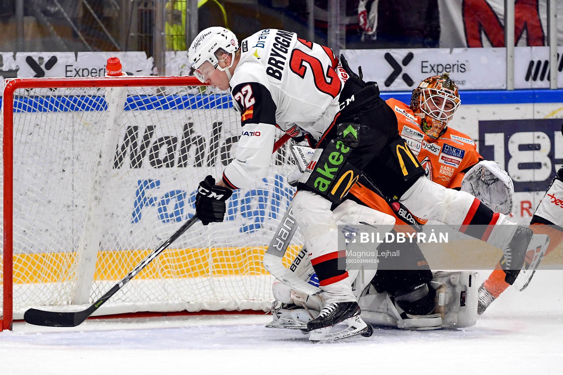 Malmö Redhawks Lars Bryggman och Karlskronas målvakt