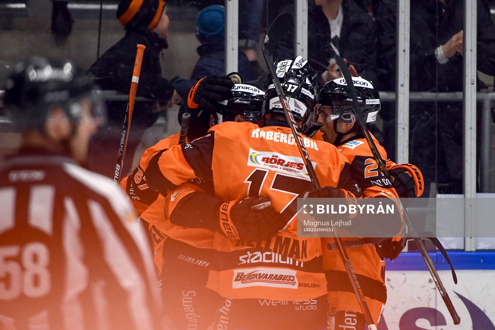 Karlskronas Konstantin Komarek jublar med lagkamrater