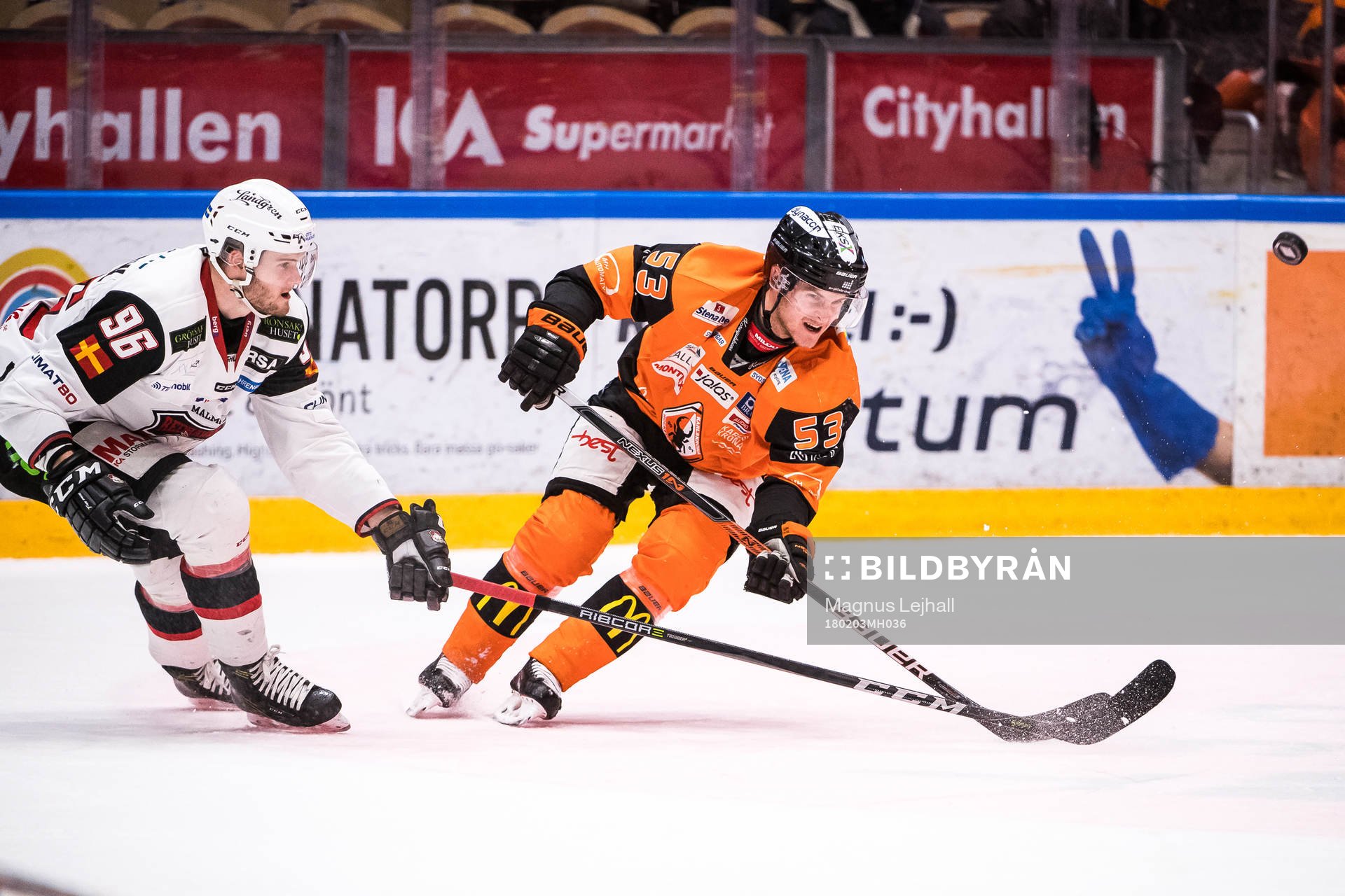 Malmö Redhawks Kim Rosdahl och Karlskronas Bobbo Petersson