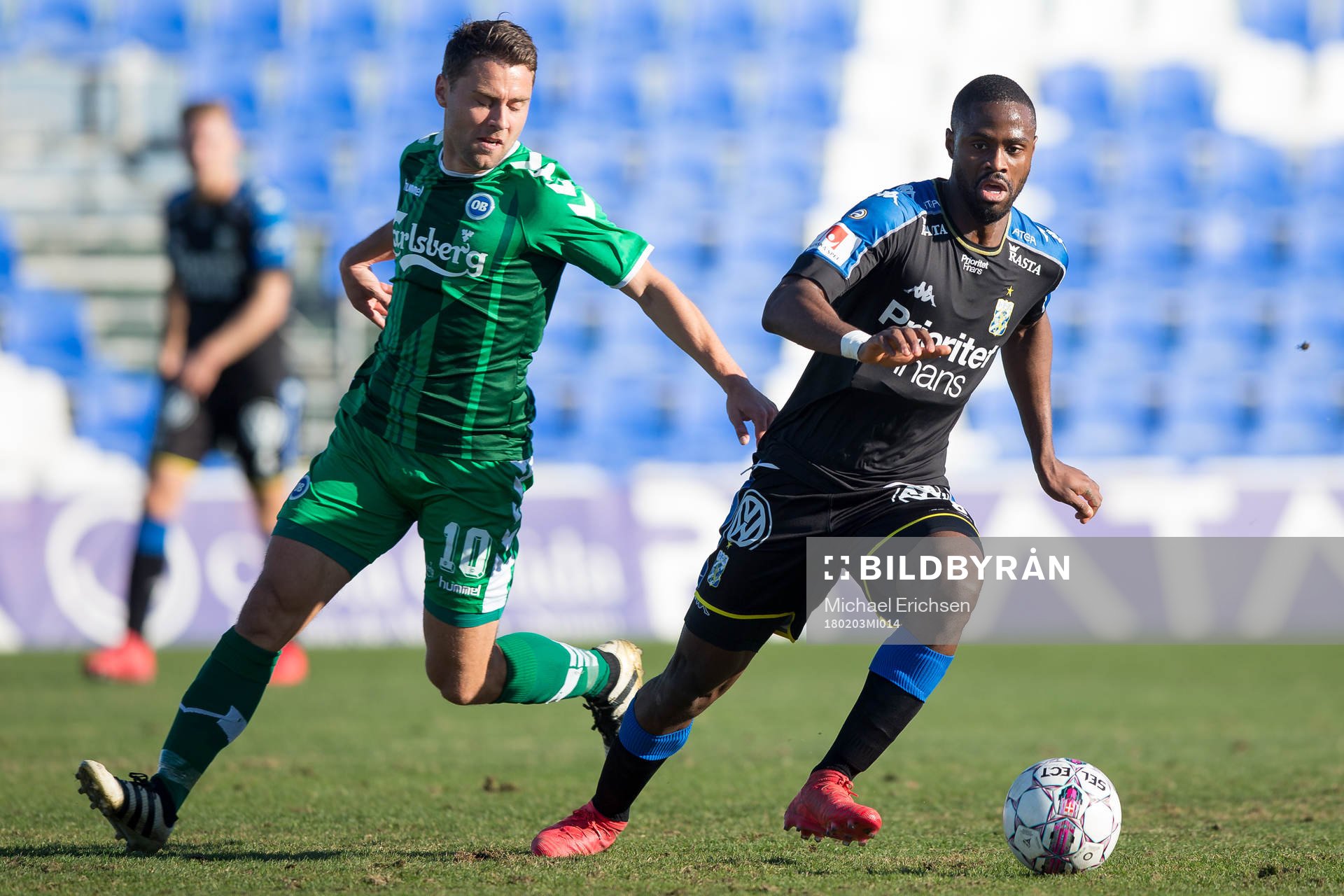 Odenses Rasmus Festersen och IFK Göteborgs Vajebah