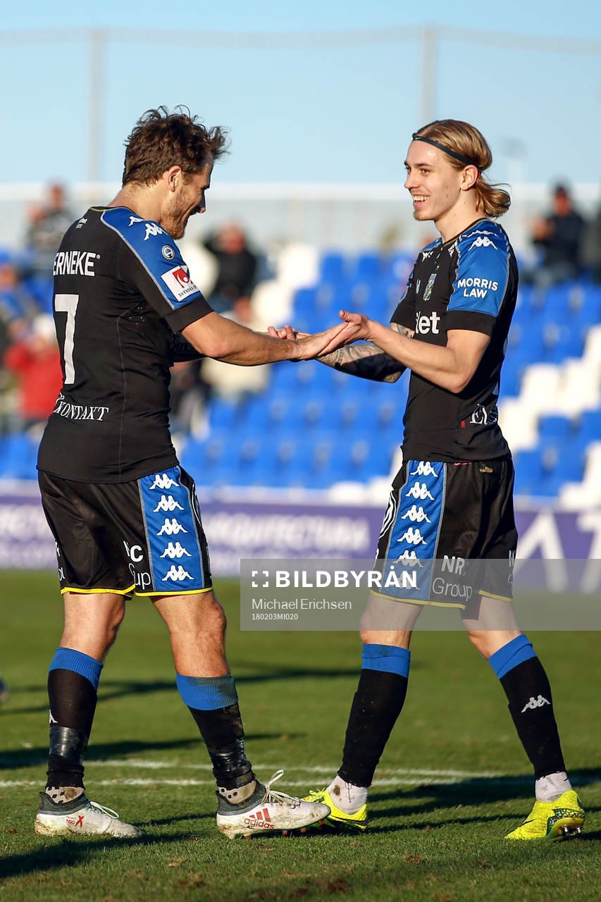 IFK Göteborgs Elias Mar Omarsson och Tobias Hysén jublar efter 1-1 av Omarsson under en träningsmatch i fotboll mellan IFK Göteborg och Odense den 3 februari 2018 i Pinatar Football Center.