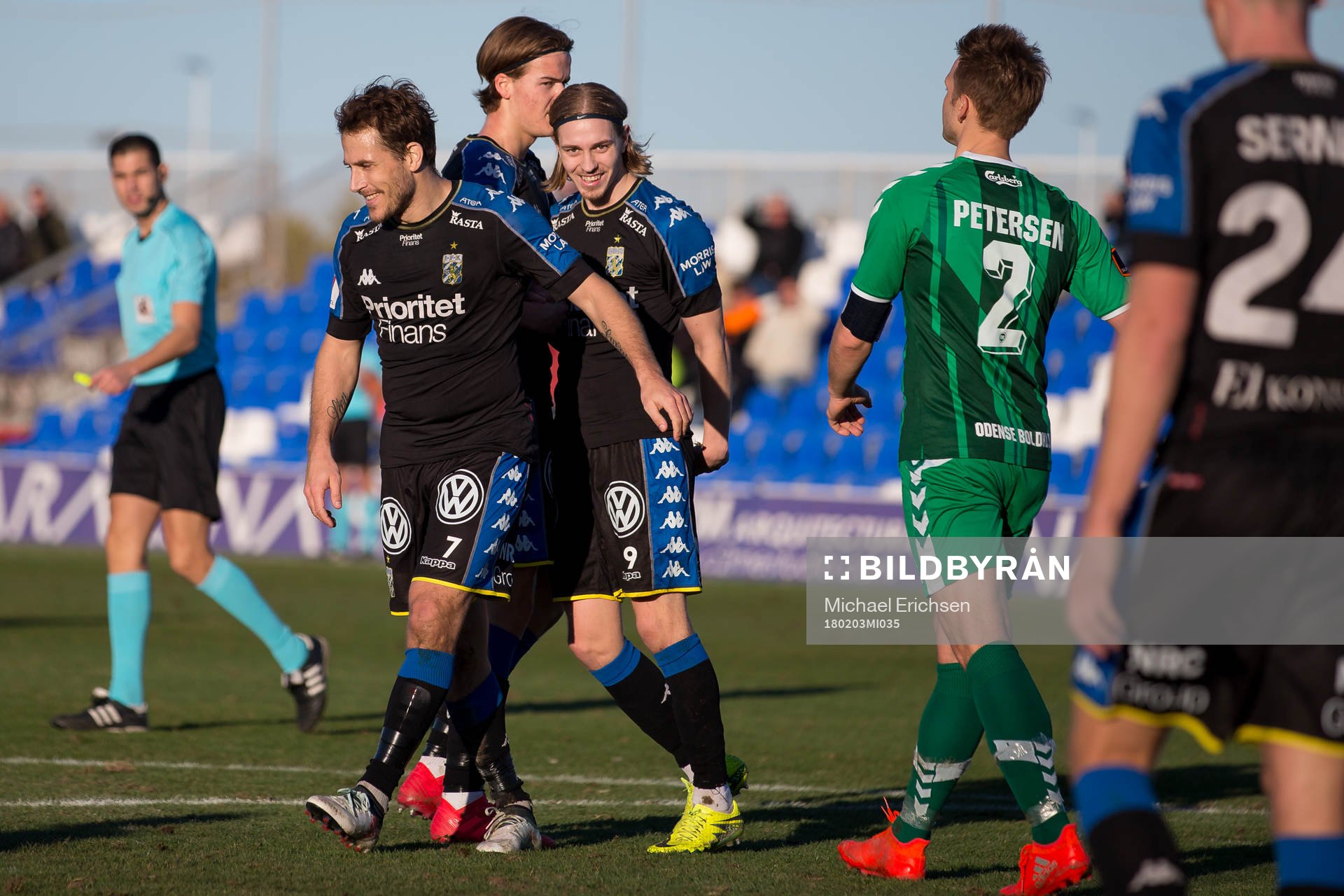 IFK Göteborgs Elias Mar Omarsson jublar ihop med August Erlingmark och Tobias Hysén efter att ha kvitterat till 1-1 under en träningsmatch i fotboll mellan IFK Göteborg och Odense den 3 februari 2018 i Pinatar Football Center.