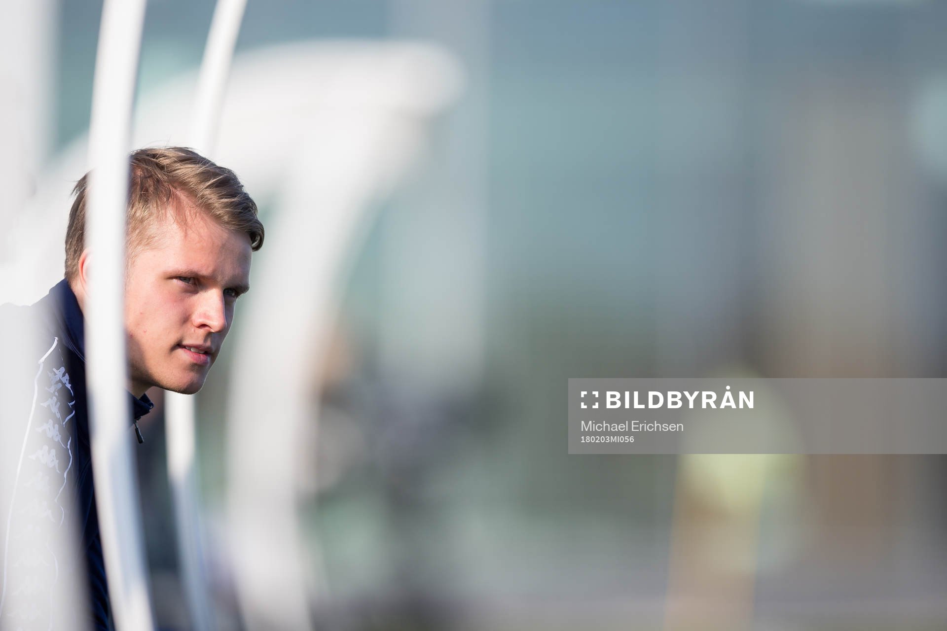 IFK Göteborgs nyförvärv Mikael Ingebrigtsen tittar på när laget värmer upp innan en träningsmatch i fotboll mellan IFK Göteborg och Odense den 3 februari 2018 i Pinatar Football Center.