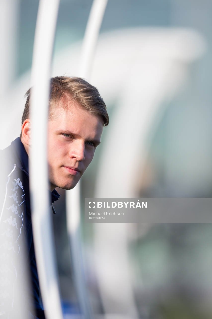 IFK Göteborgs nyförvärv Mikael Ingebrigtsen tittar på när laget värmer upp innan en träningsmatch i fotboll mellan IFK Göteborg och Odense den 3 februari 2018 i Pinatar Football Center.