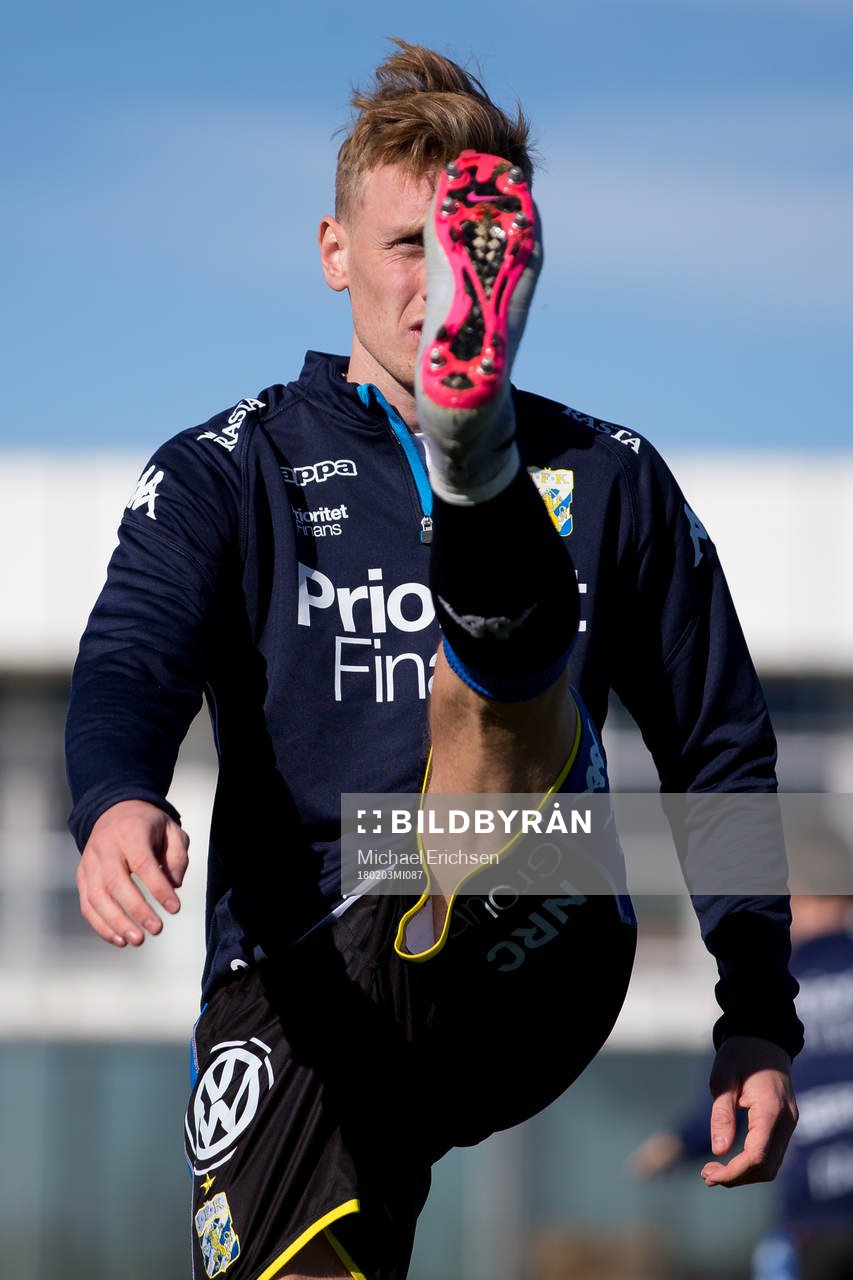 IFK Göteborgs Sebastian Ohlsson värmer upp innan en