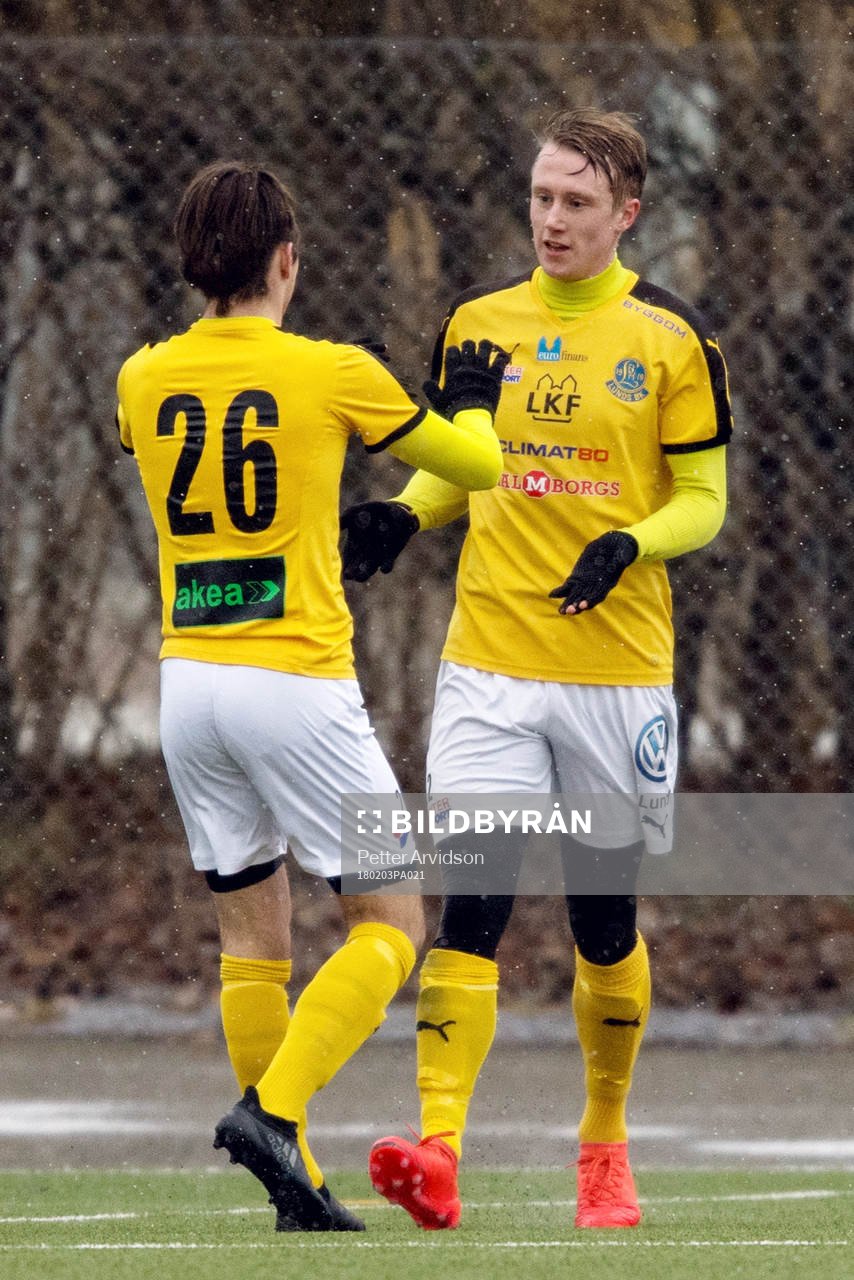 Lund jublar efter 2-1 under en träningsmatch i fotboll mellan Landskrona och Lund den 3 februari 2018 i Landskrona.