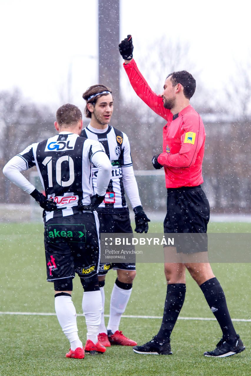 Landskronas Filip Pivkovski får rött kort för filmning under en träningsmatch i fotboll mellan Landskrona och Lund den 3 februari 2018 i Landskrona.
