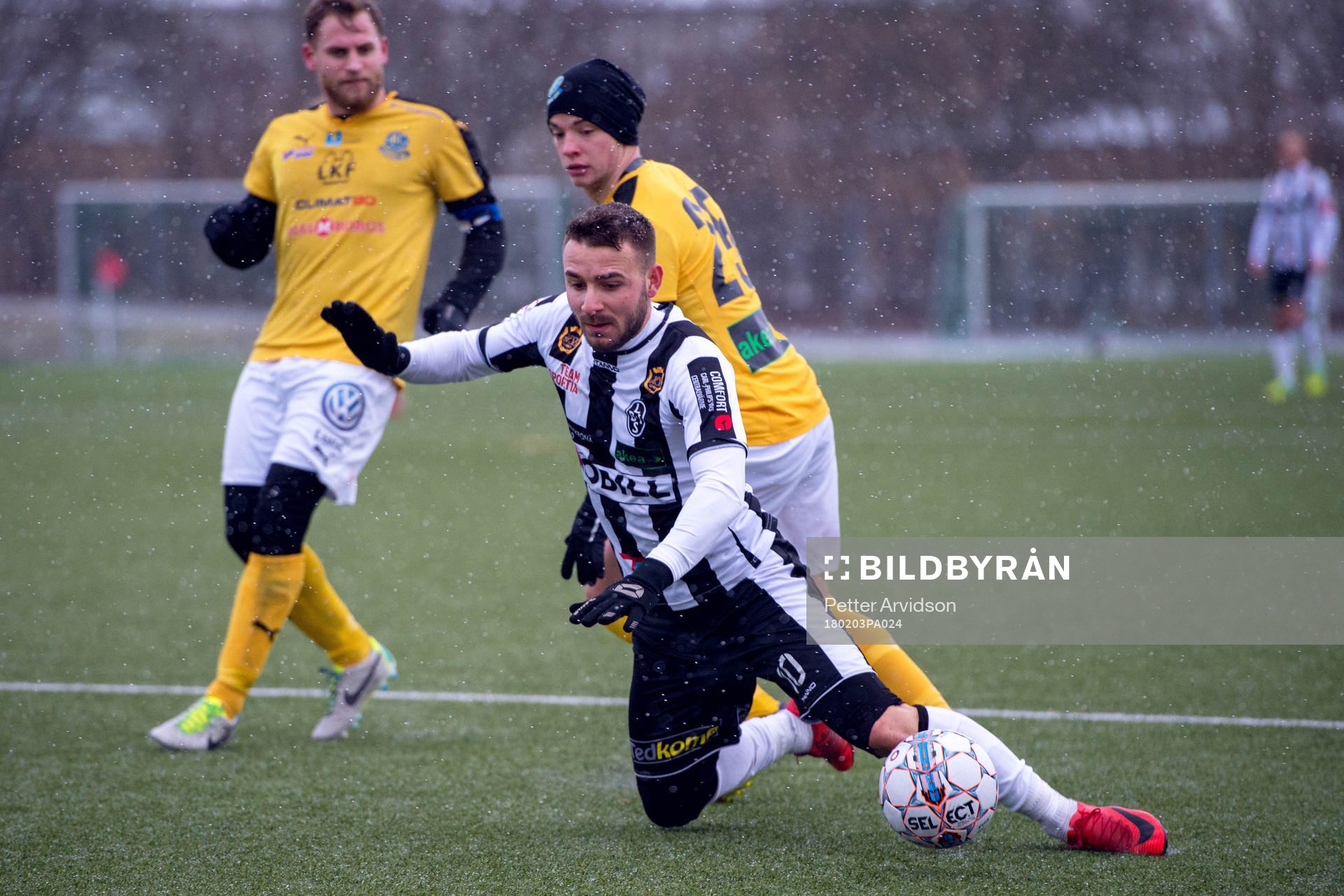 Landskronas Filip Pivkovski faller och får rött kort för