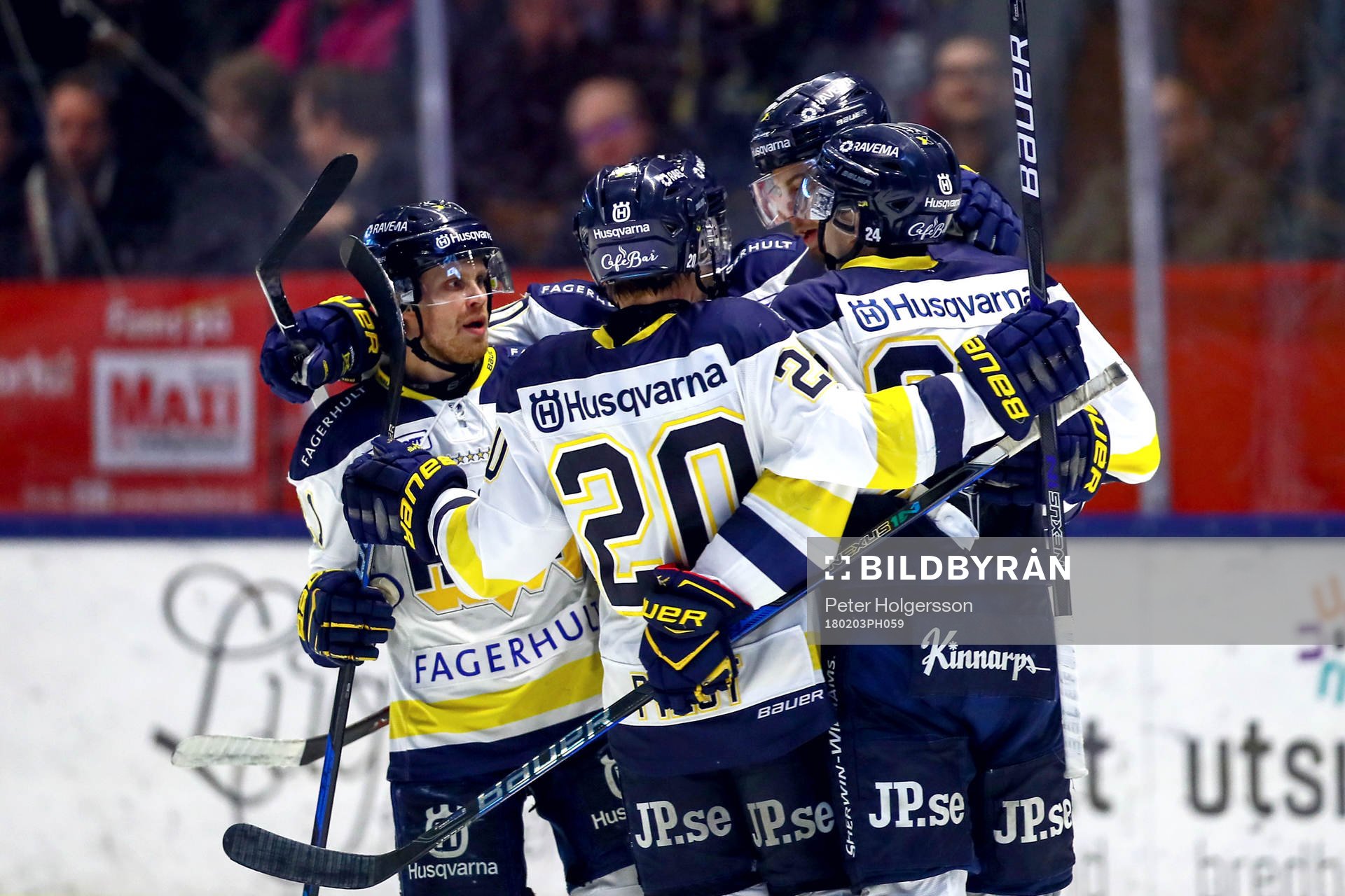 s Kevin Stenlund jublar med lagkamrater