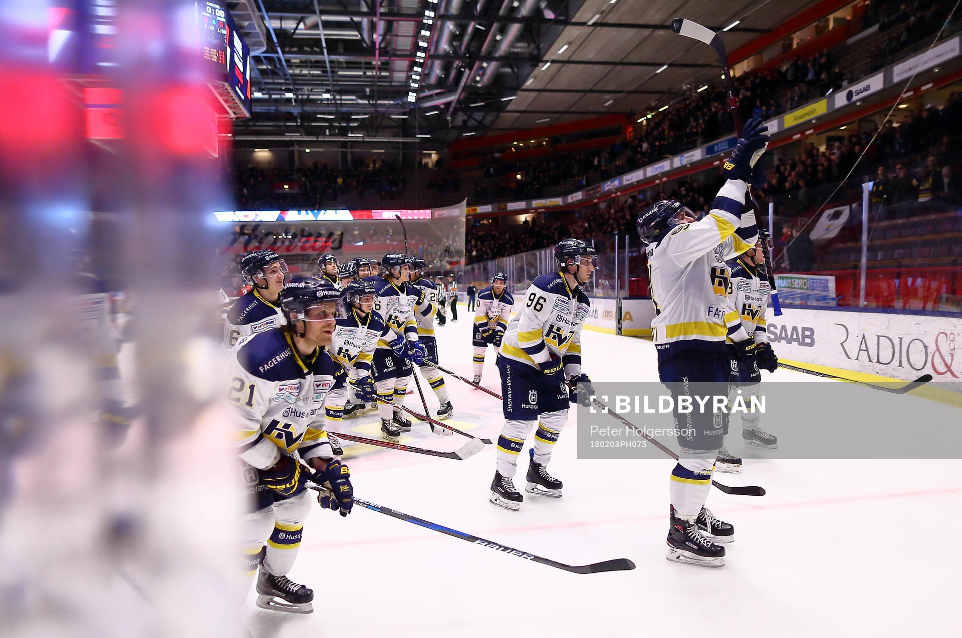 s spelare med Mattias Tedenby   tackar publiken