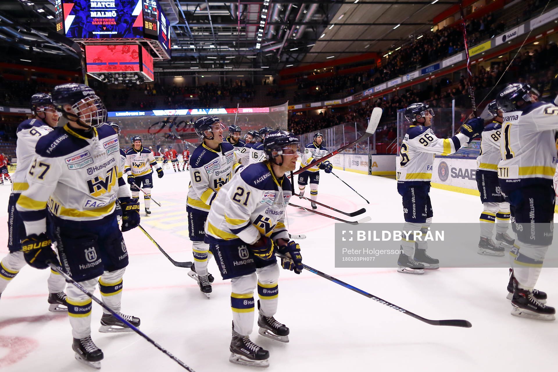 s spelare med Mattias Tedenby   tackar publiken