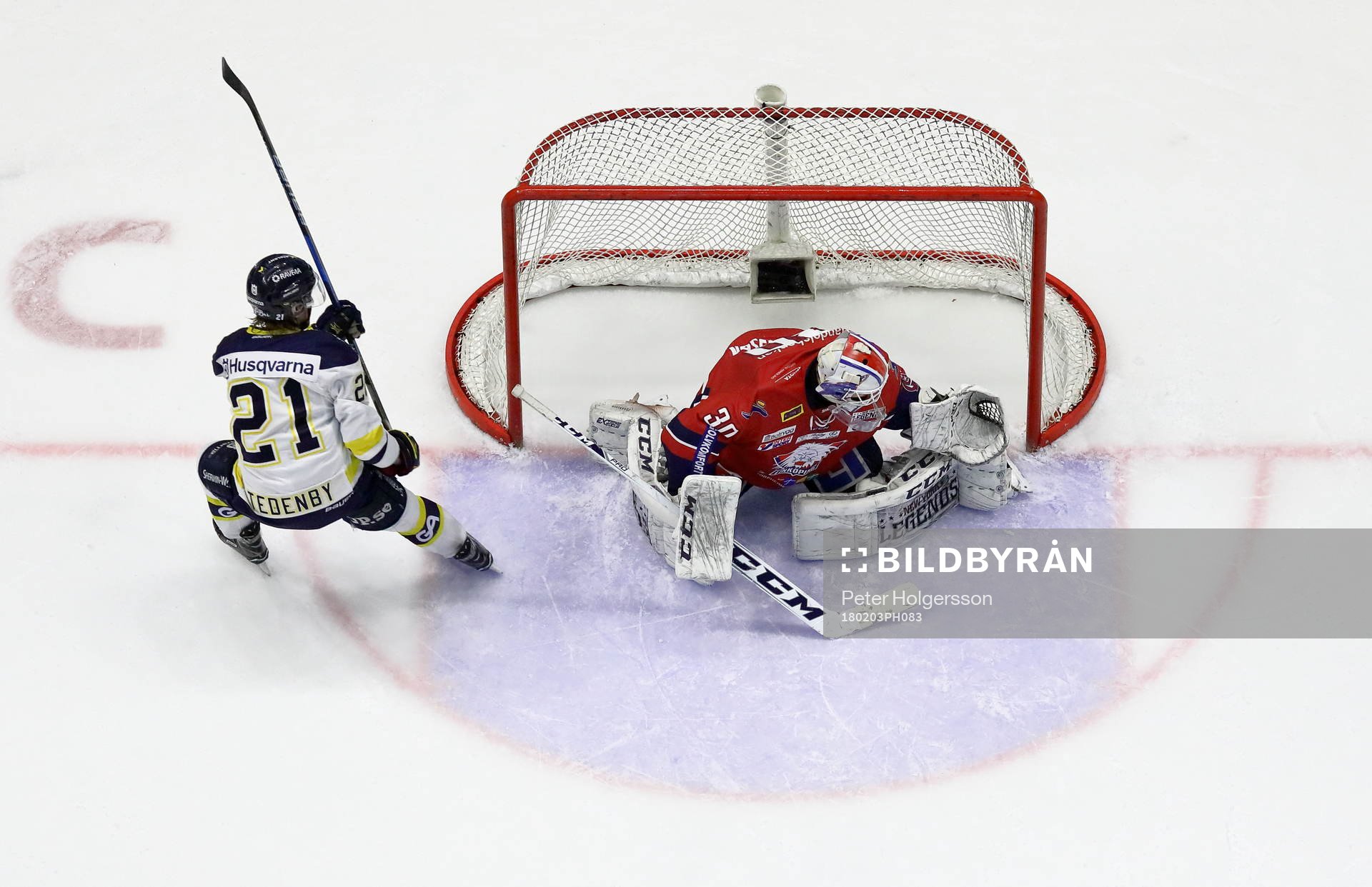 s Mattias Tedenbyförbi Linköpings målvakt Jacob Johansson