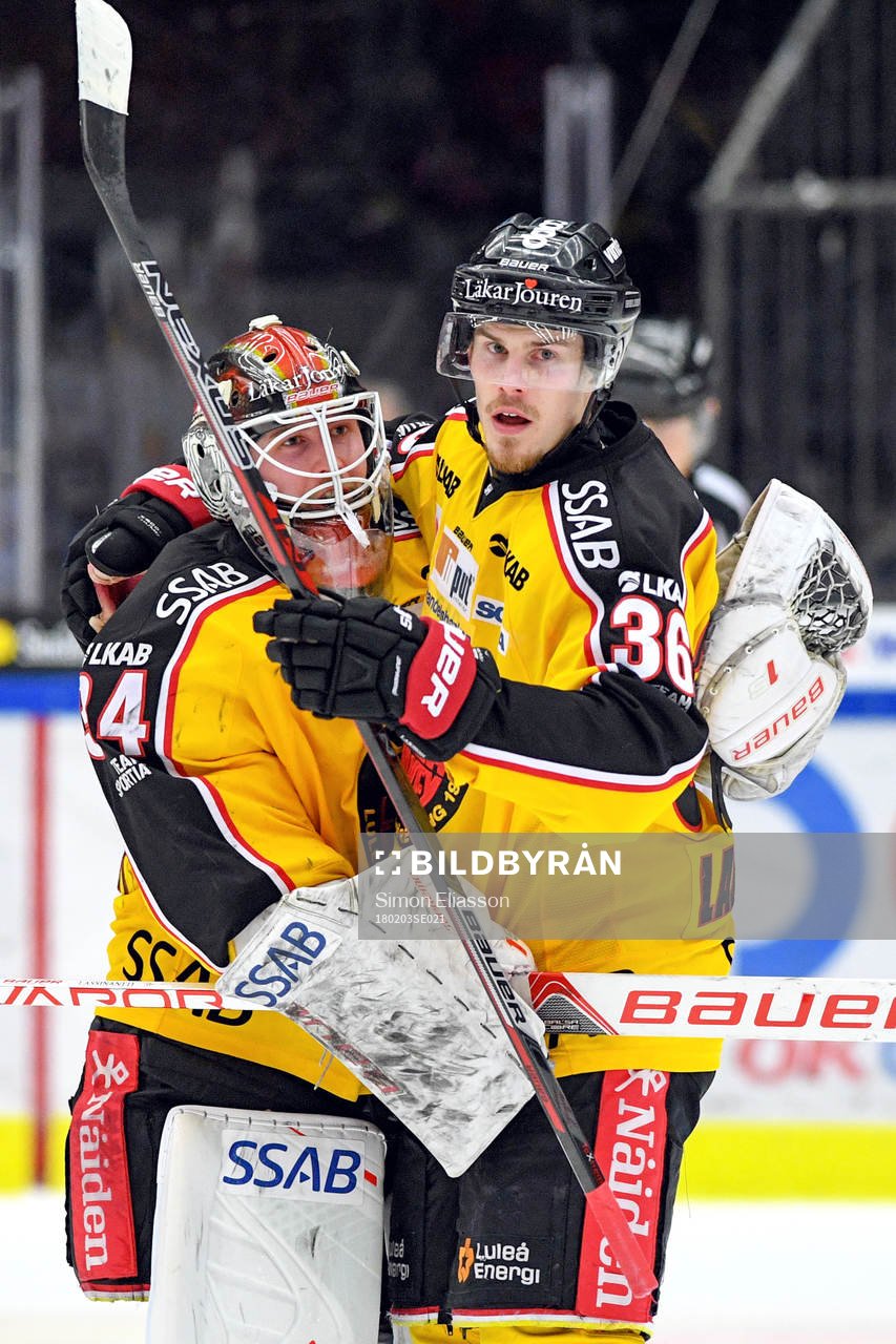 Luleås målvakt Joel Lassinatti och Emil Larsson jublar
