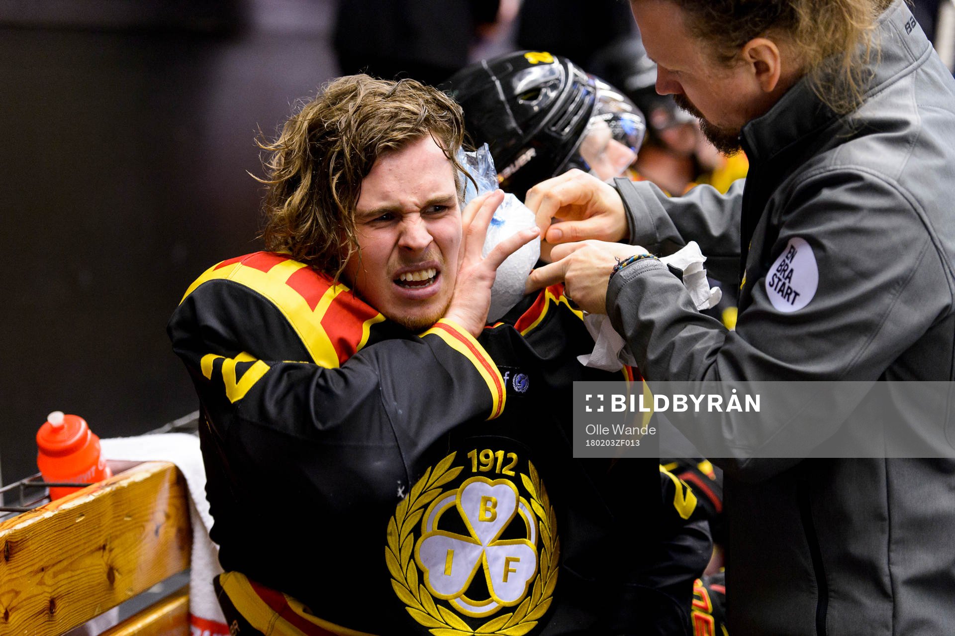 Brynäs Lucas Carlsson får behandling i båset