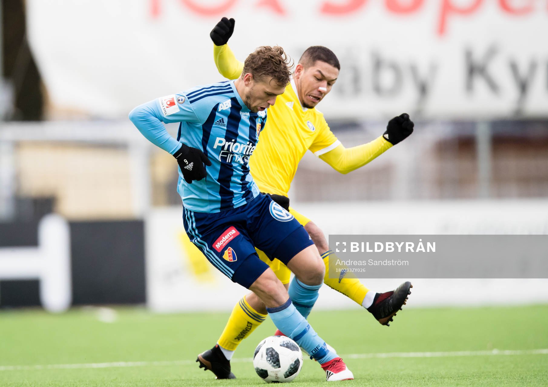 Djurgårdens Jesper Karlström i kamp med Helsingfors Moshtagh Yaghoubi under en träningsmatch i fotboll mellan Djurgården och HJK Helsingfors den 3 Februari 2018 i Stockholm.