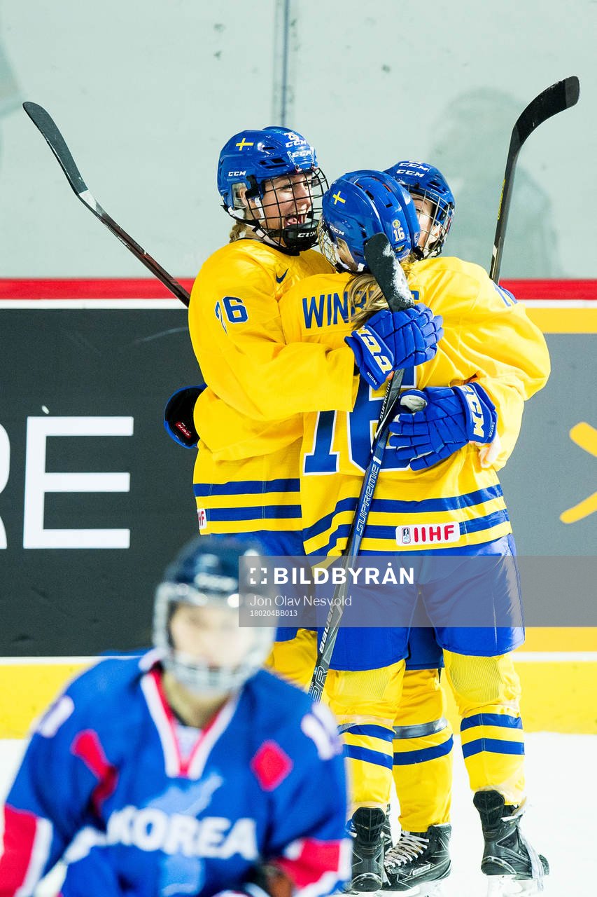 Hanna Olsson of Sweden celebrates 2-0 with her teammates