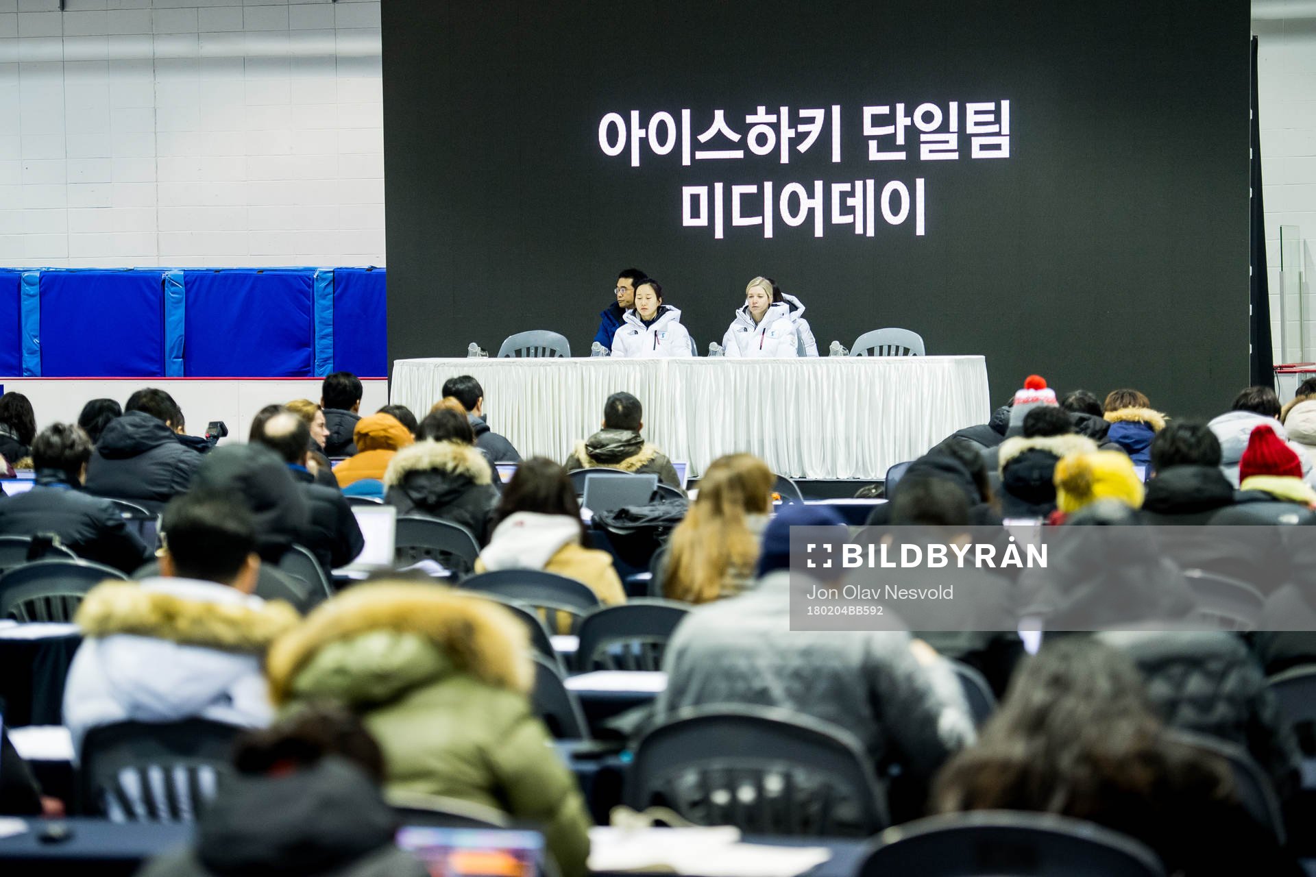 An athlete of Korea and Sarah Murray, coach of Korea
