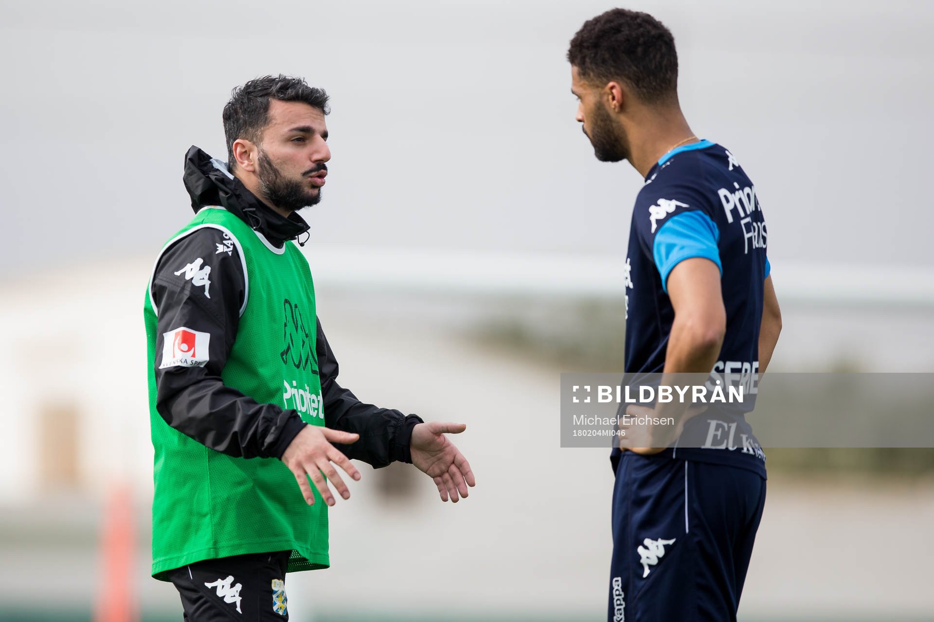 IFK Göteborgs tränare Poya Asbaghi pratar med Kristopher Da Graca under en träning med IFK Göteborg den 4 februari 2018 i Pinatar Football Center.
