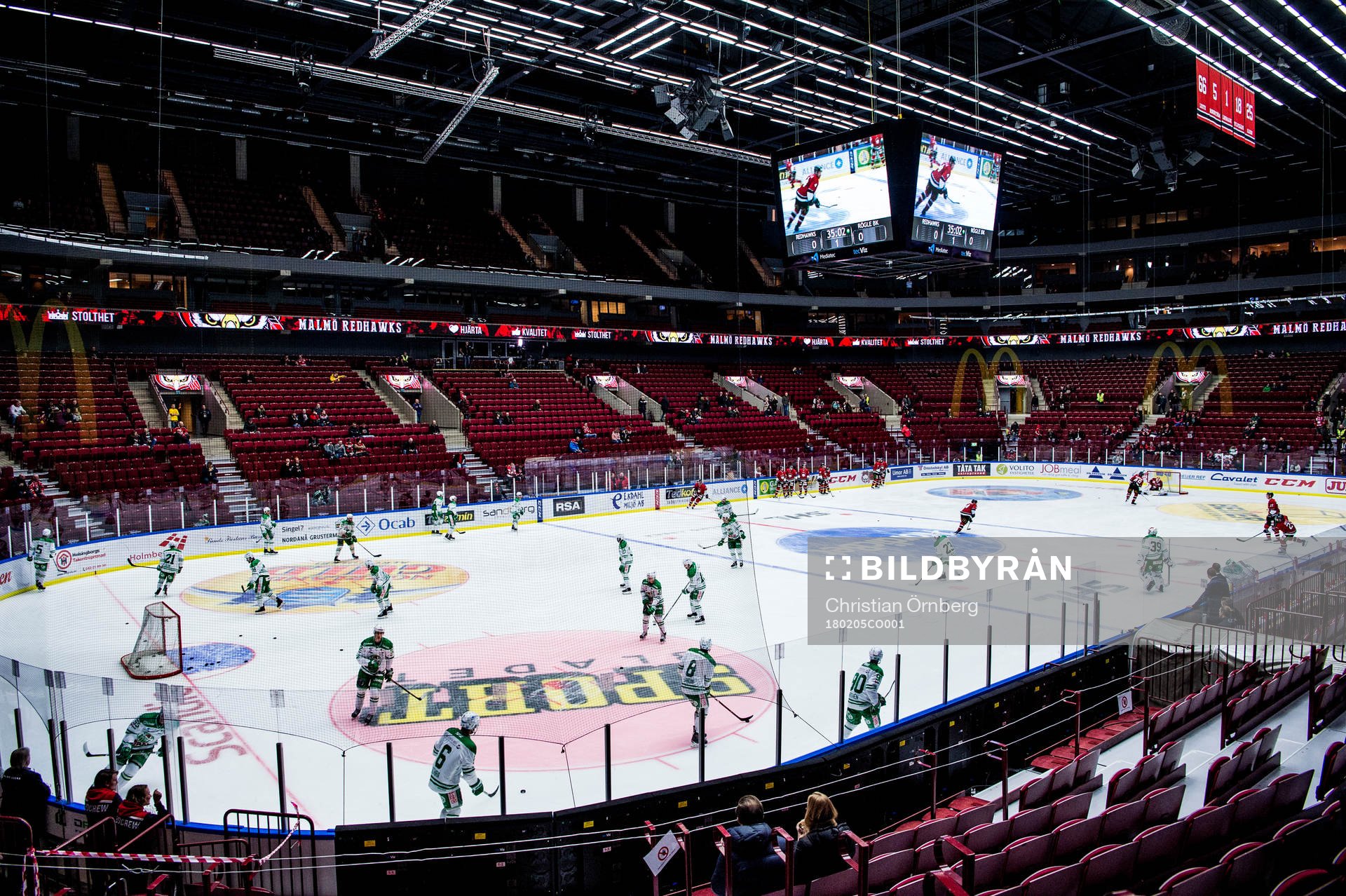 Rögle och Malmö Redhawks värmer upp i Malmö Arena innan