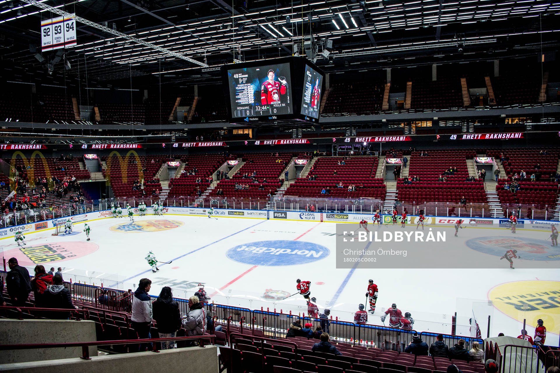 Rögle och Malmö Redhawks värmer upp i Malmö Arena innan