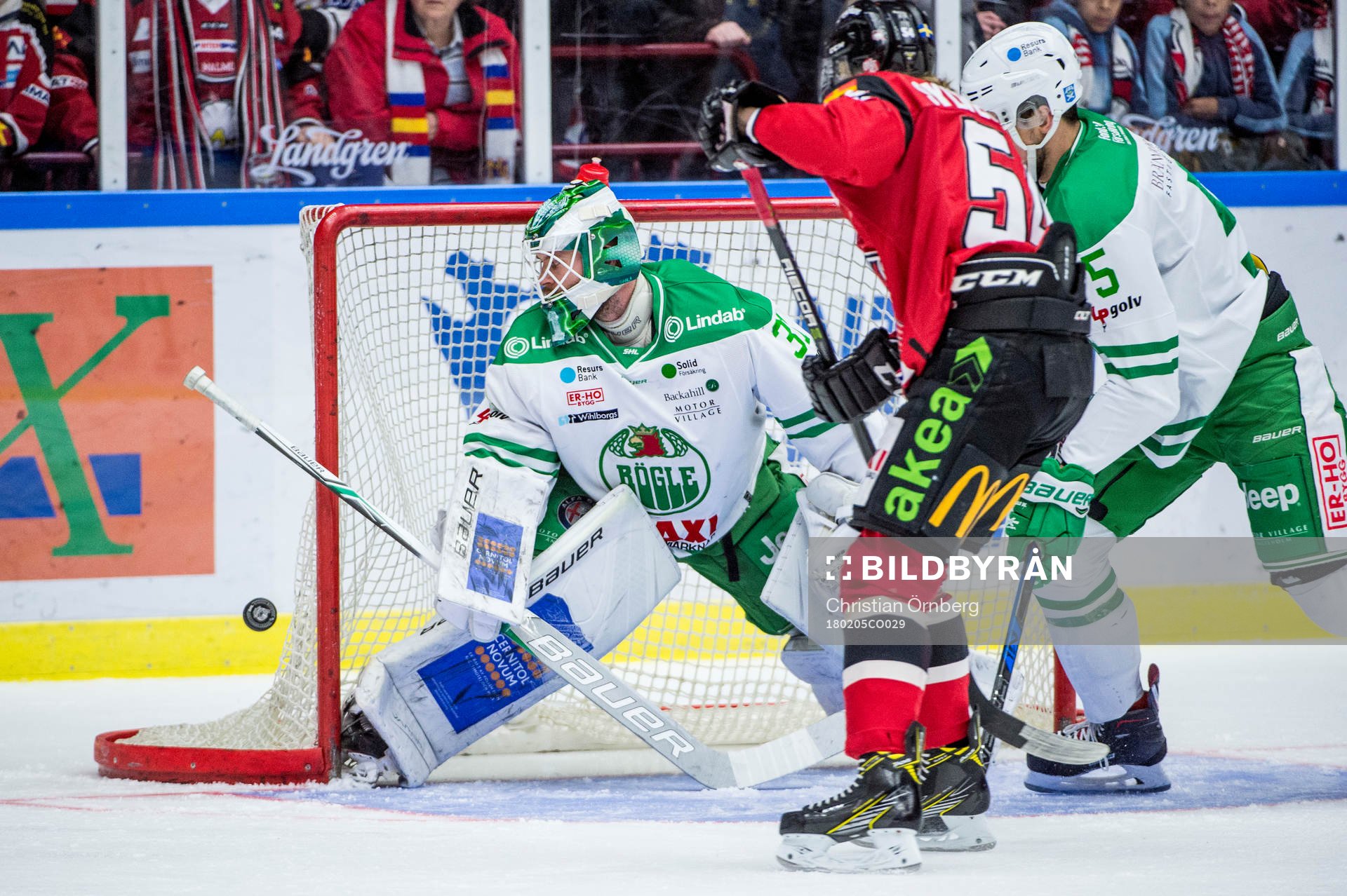 Malmö Redhawks Marcus Sylvegård mot Rögles målvakt
