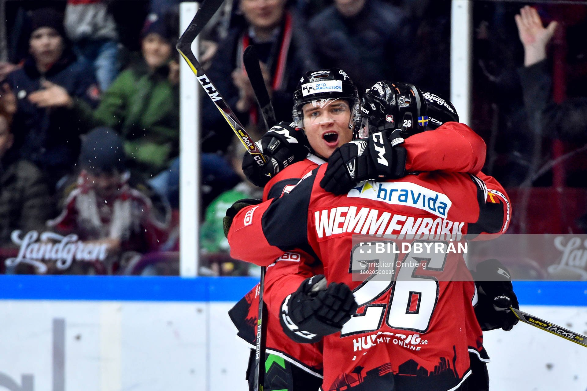 Malmö Redhawks Max Görtz jublar med lagkamrater