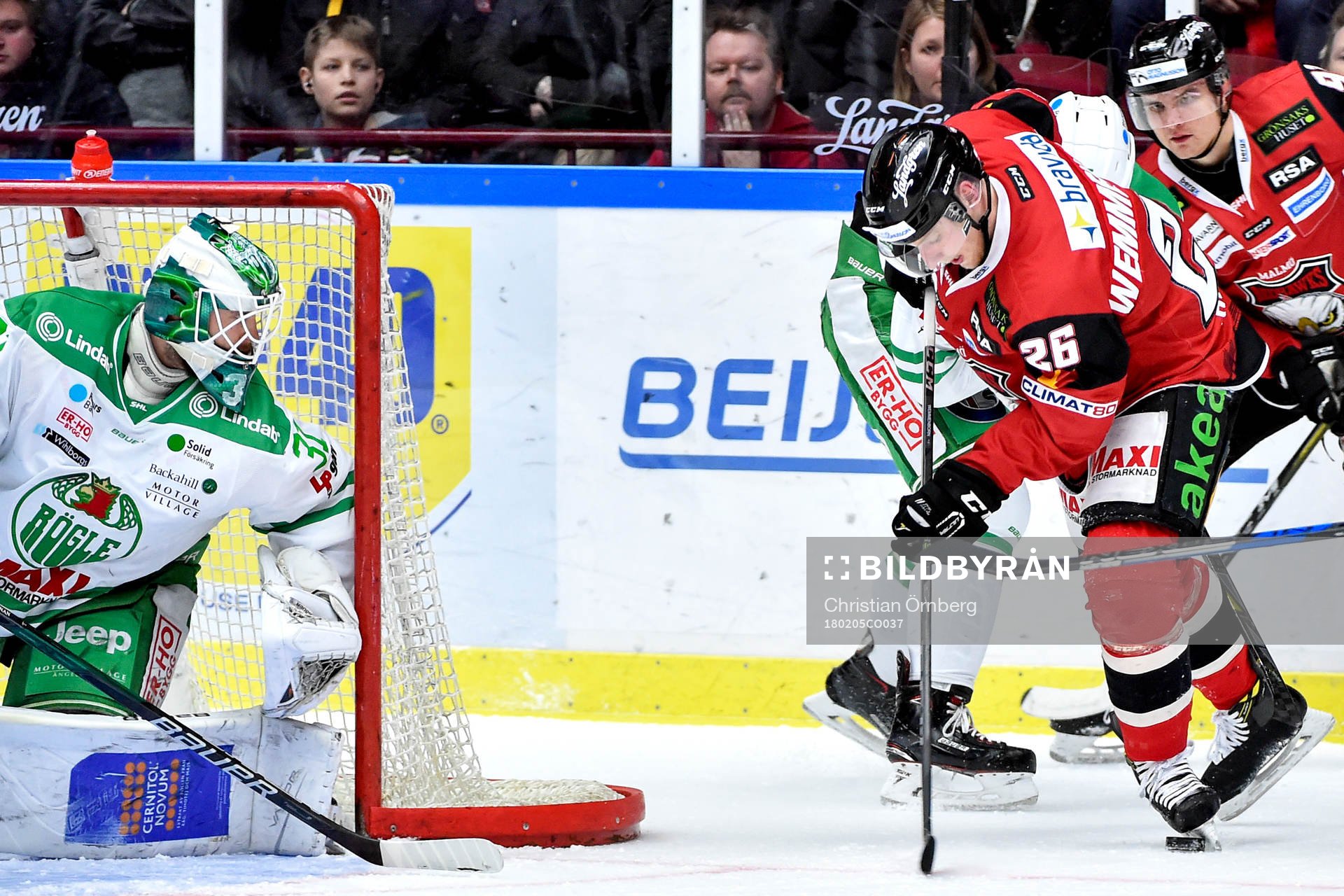 Rögles målvakt Ville Kolppanen och Malmö Redhawks Axel