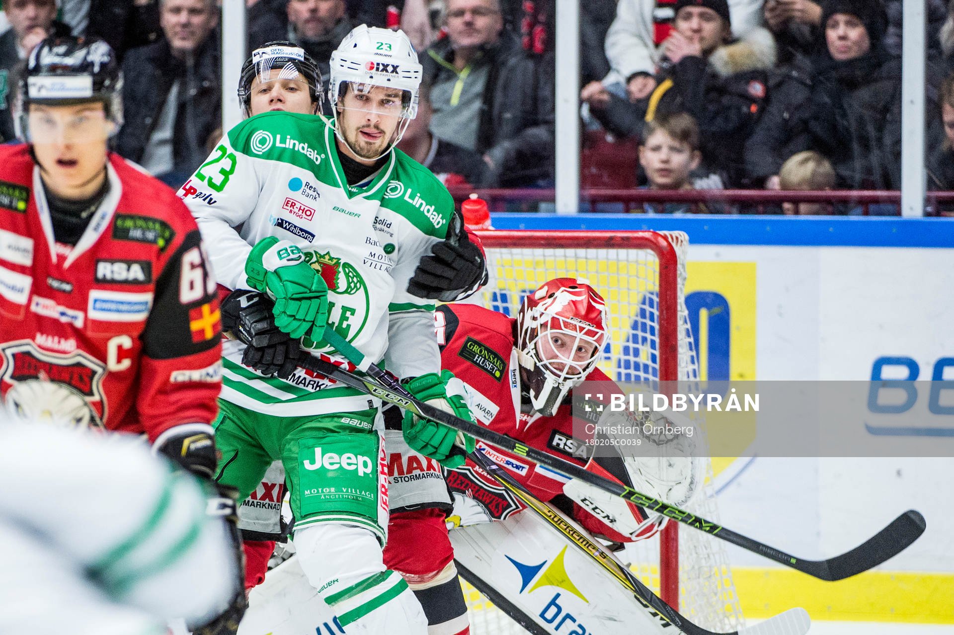 Rögles Daniel Sylwander mot Malmö Redhawks målvakt Jonas