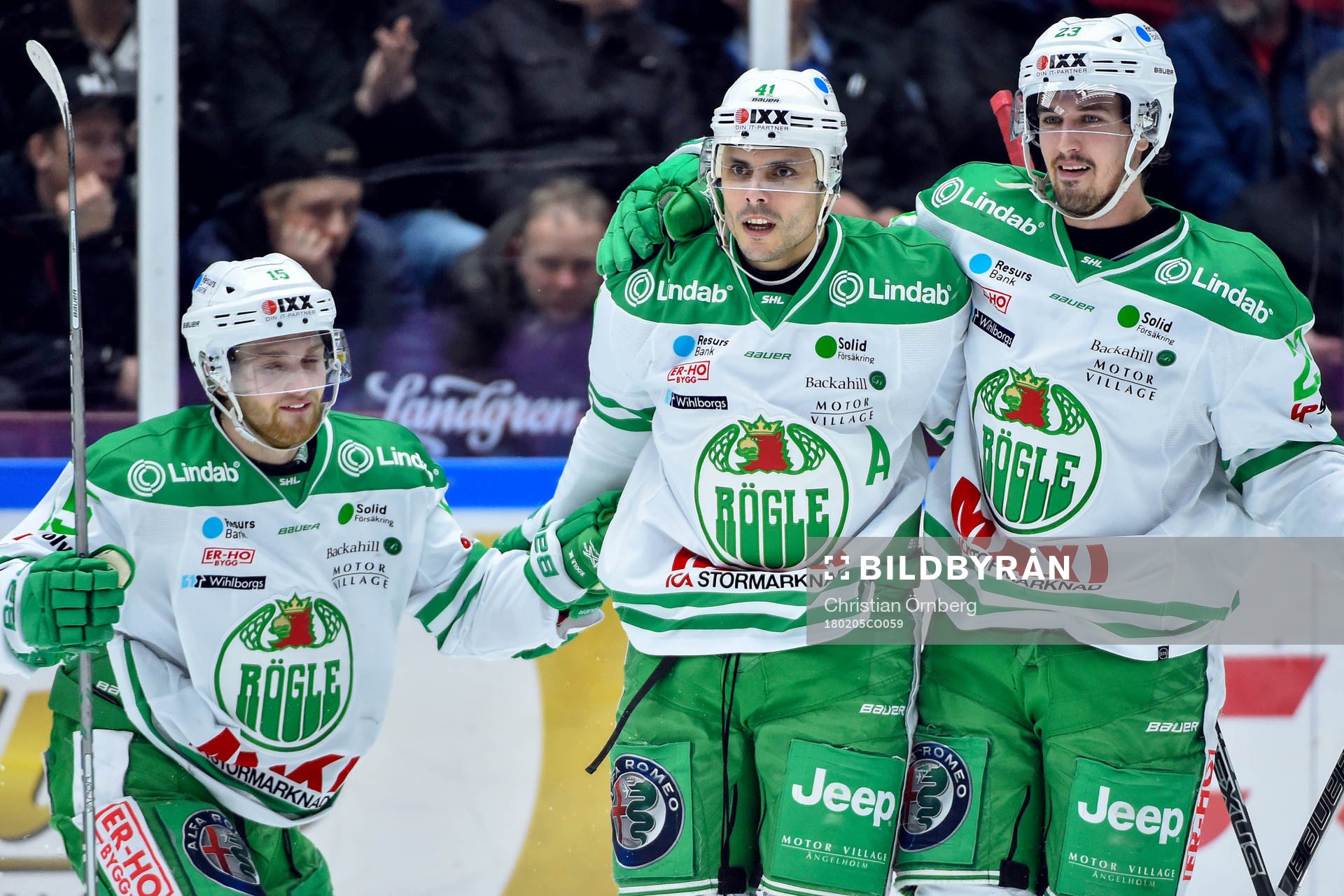 Rögles Daniel Widing jublar med lagkamrater