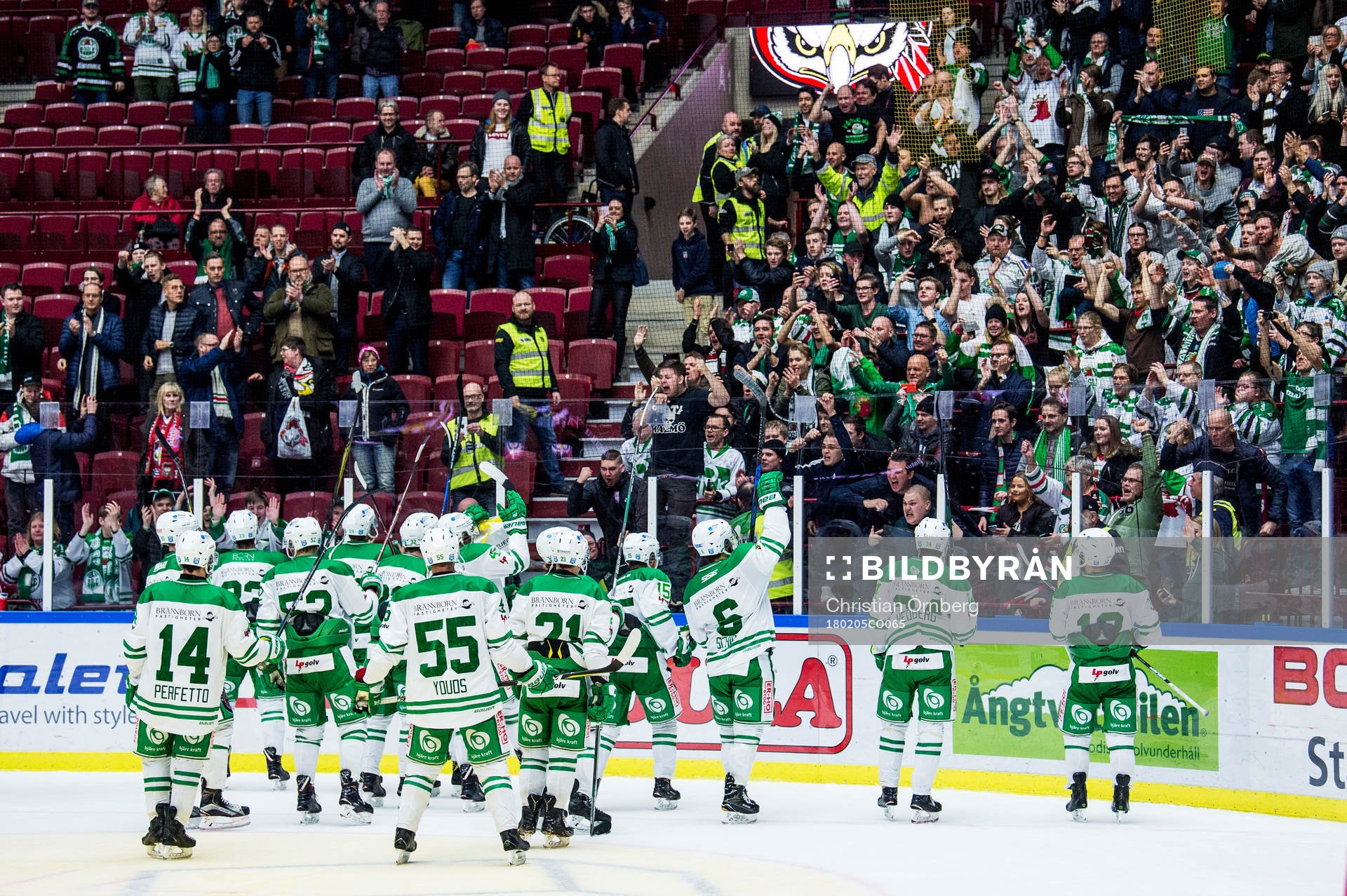 Rögles spelare jublar med supportrarna
