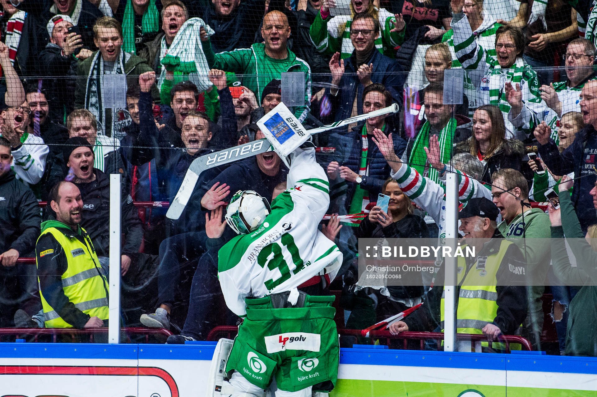 Rögles målvakt Ville Kolppanen jublar med supportrarna
