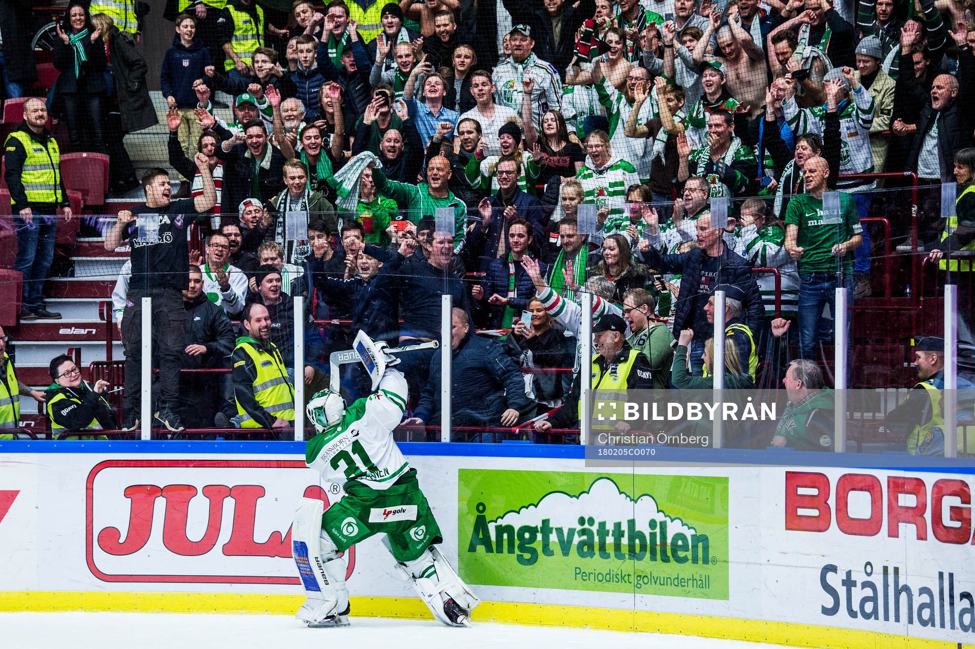Rögles målvakt Ville Kolppanen jublar med supportrarna