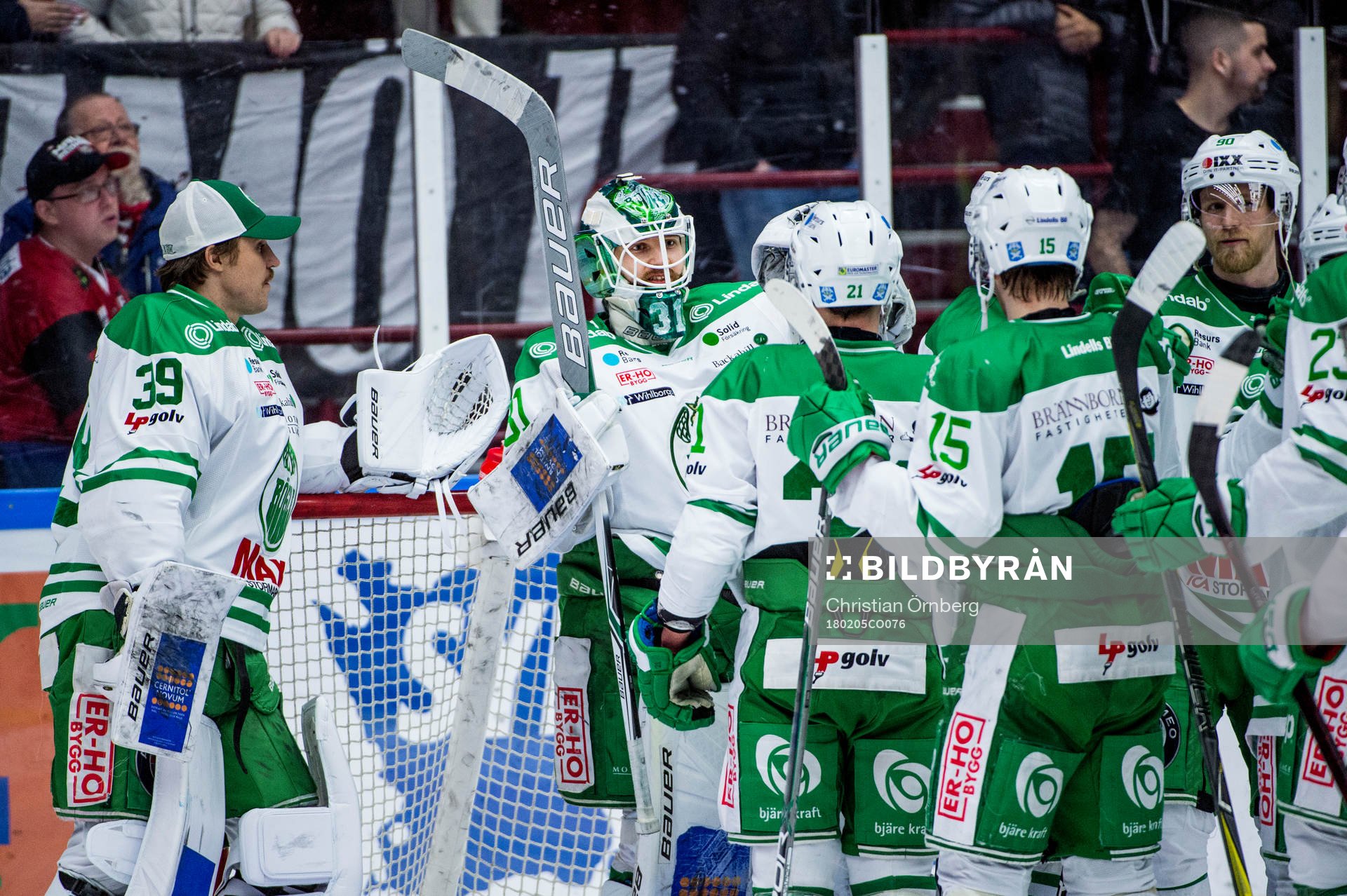Rögles målvakt Ville Kolppanen jublar med lagkamraterna