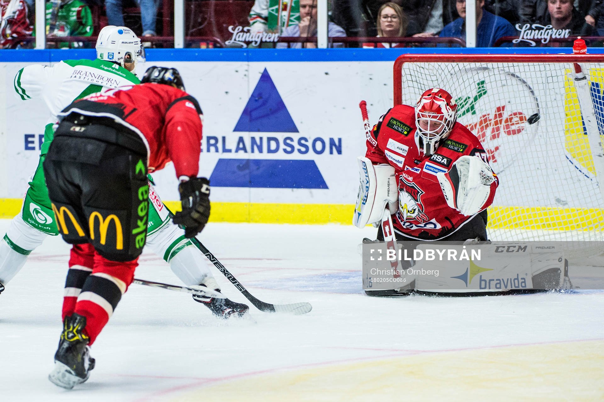 Rögles Daniel Widing gör 1-5 på Malmö Redhawks målvakt