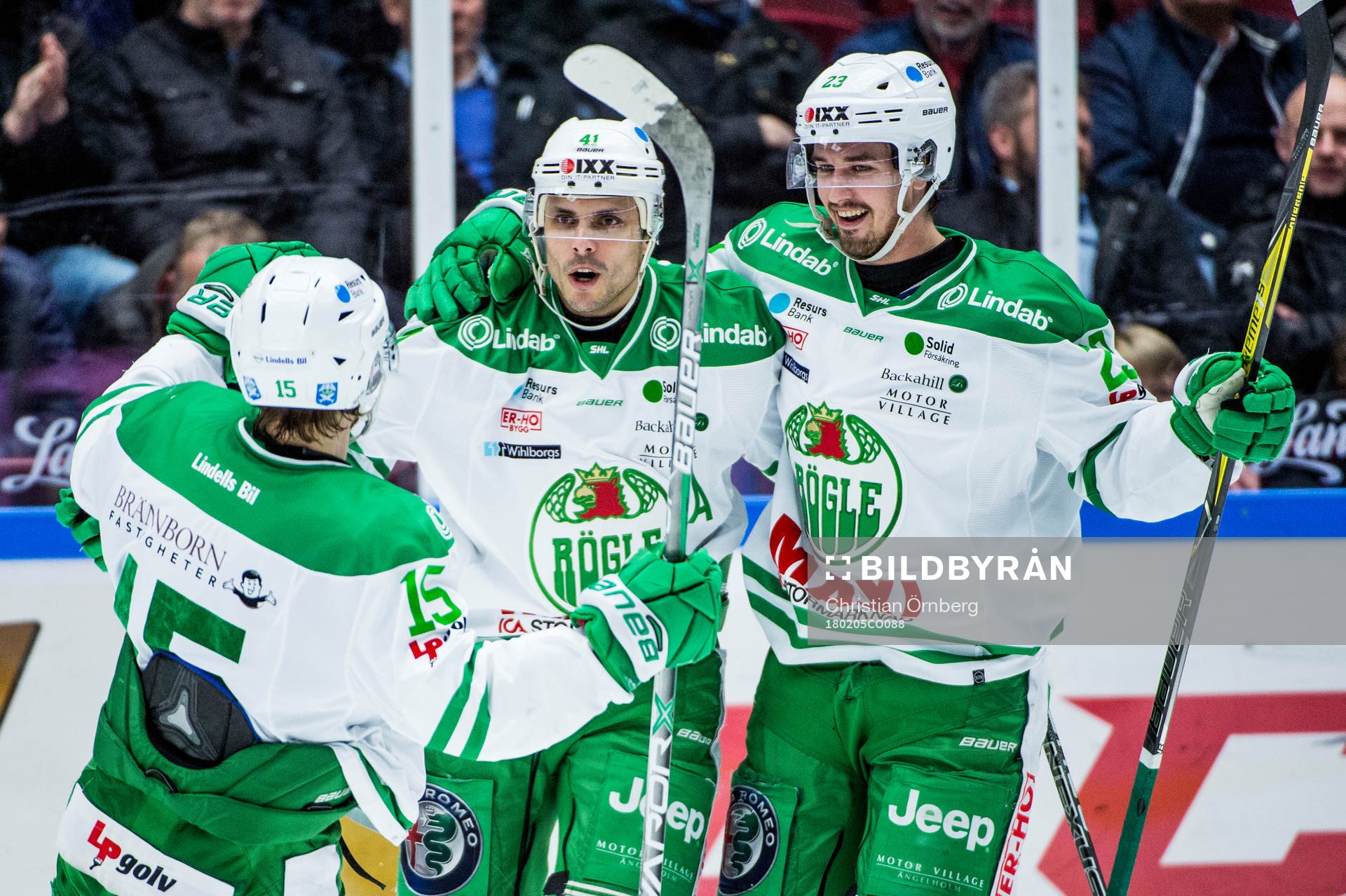 Rögles Daniel Widing jublar med Simon Ryfors och Daniel