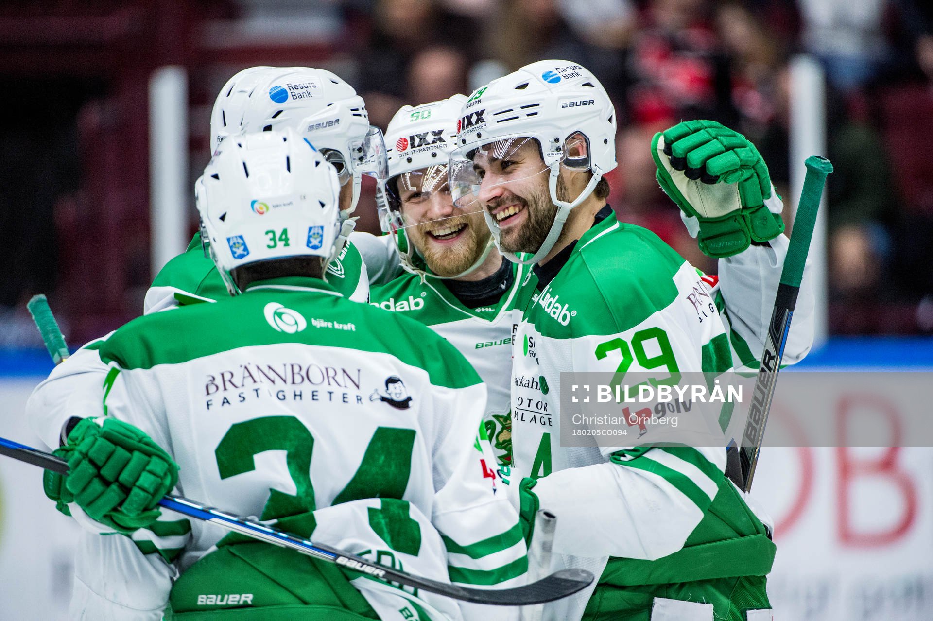 Rögles Ludvig Rensfeldt jublar med Juhamatti Aaltonen och