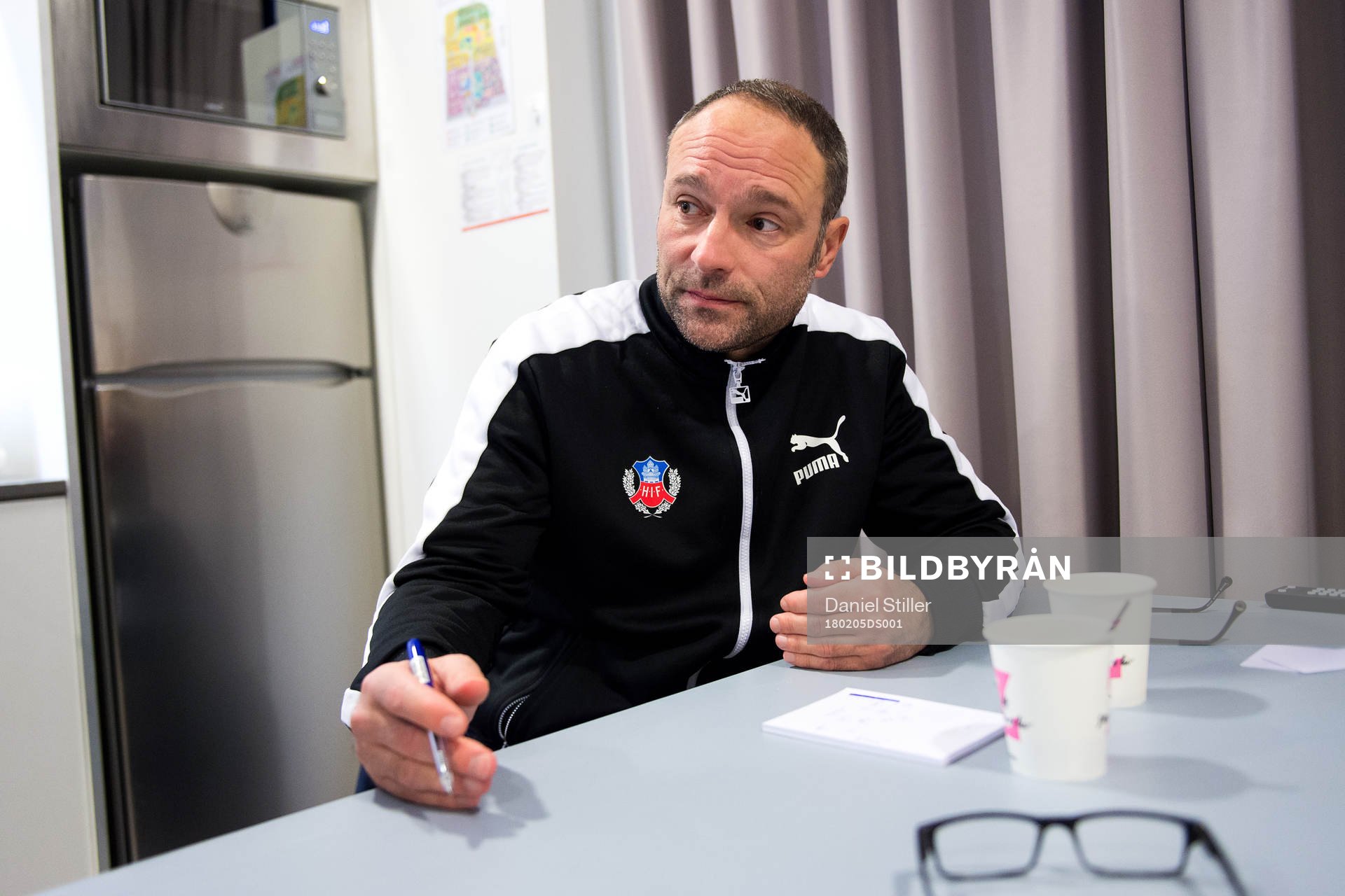 Helsingborgs tränare Per-Ola Ljung går igenom laget
