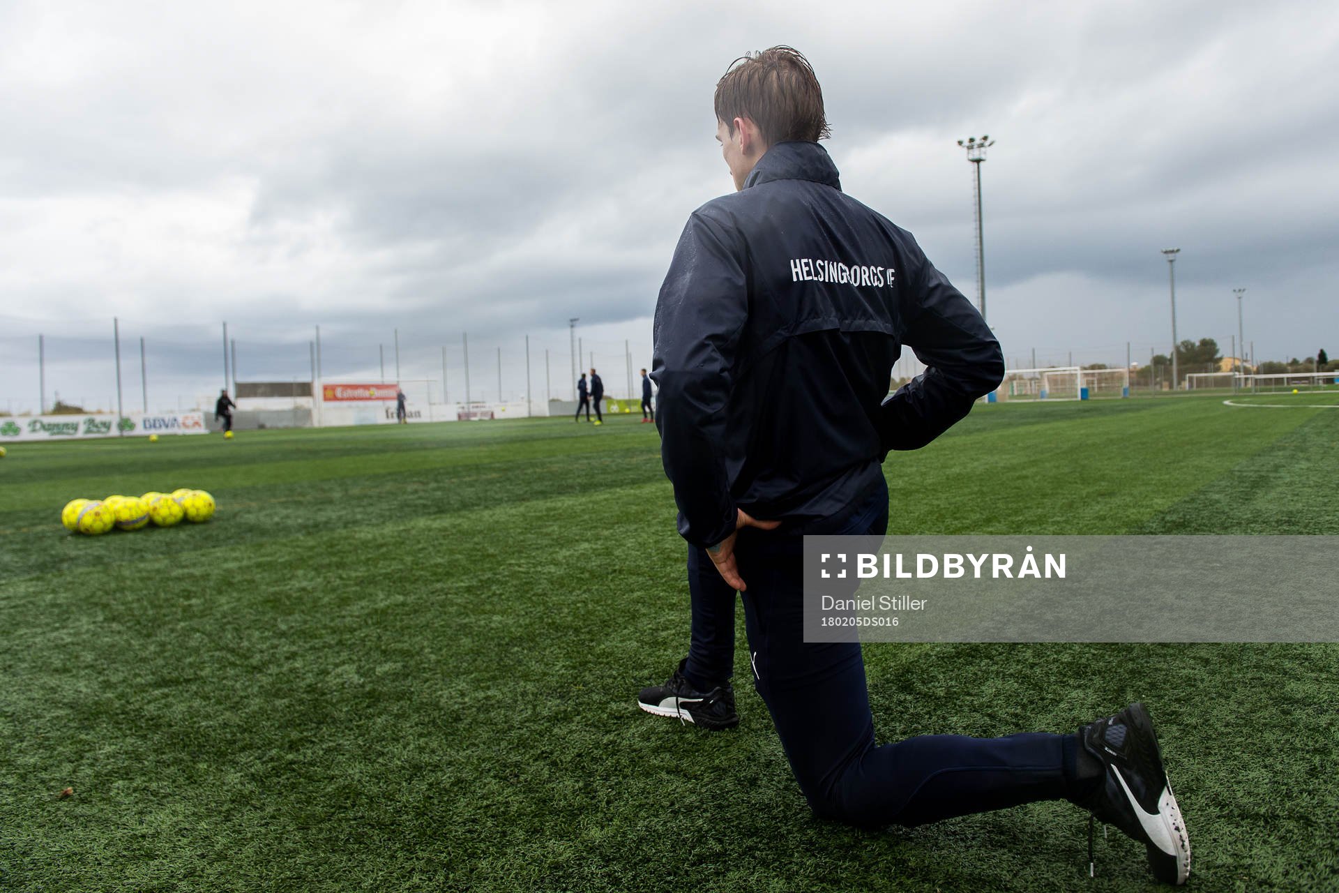 En spelare stretchar på ett träningsläger