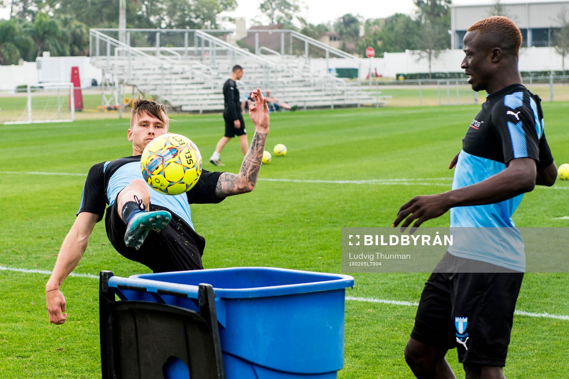 Malmö FFs Arnór Ingvi Traustason och Bonke Innocent