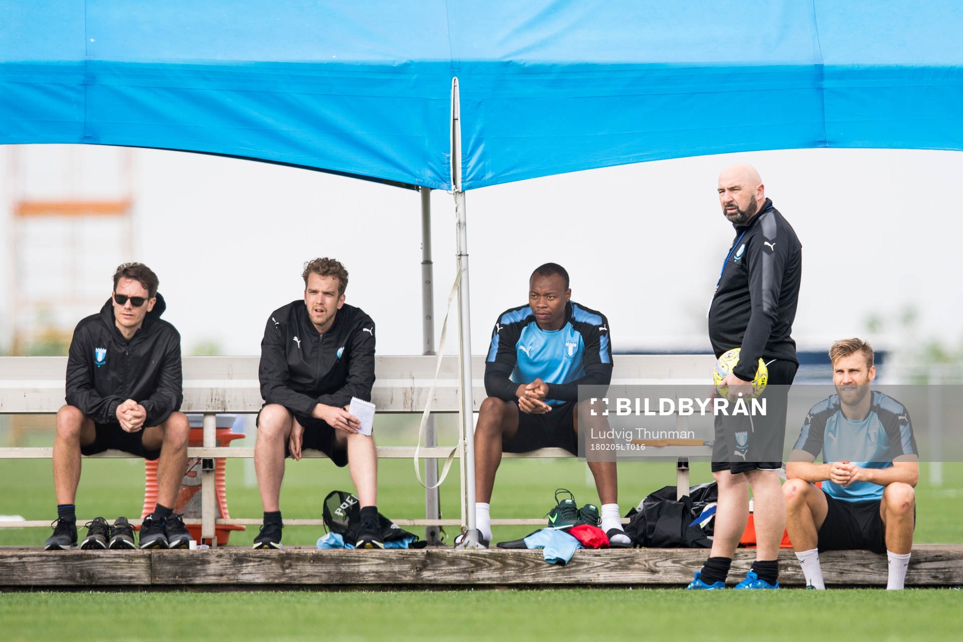 Malmö FFs Carlos Strandberg och Rasmus Bengtsson tittar